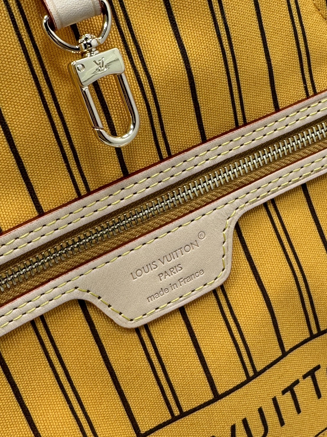 LV Neverfull Bandoulière Inside Out MM กระเป๋าทรงโท้ทรุ่นใหม่ล่าสุด ใช้ได้ 2 ด้าน ภายในสีสดใสมีชีวิตชีวา เป็นการรังสรรค์สุดท้าทายครั้งใหม่ของกระเป๋ารุ่นไอคอนิกจากหลุยส์ ที่สุดของความหรูหรา