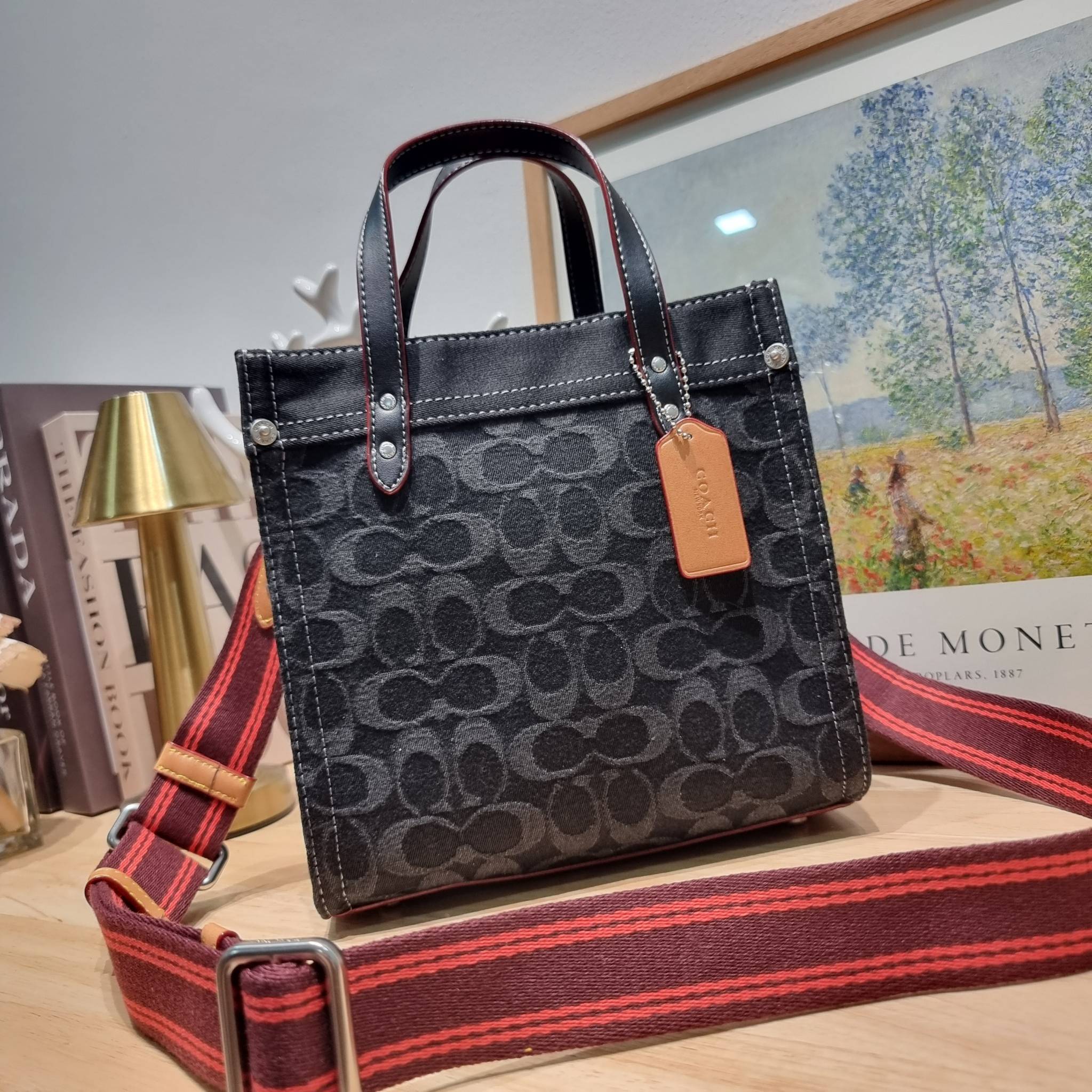 COACH CG091 FIELD TOTE 22 IN SIGNATURE DENIM คอลเลคชั่นใหม่ สีหายาก กับกระเป๋าทรงโท้ท ไซส์กำลังสวย ดีเทลปั๊มผิวเต็มใบ ดูดี มี texture