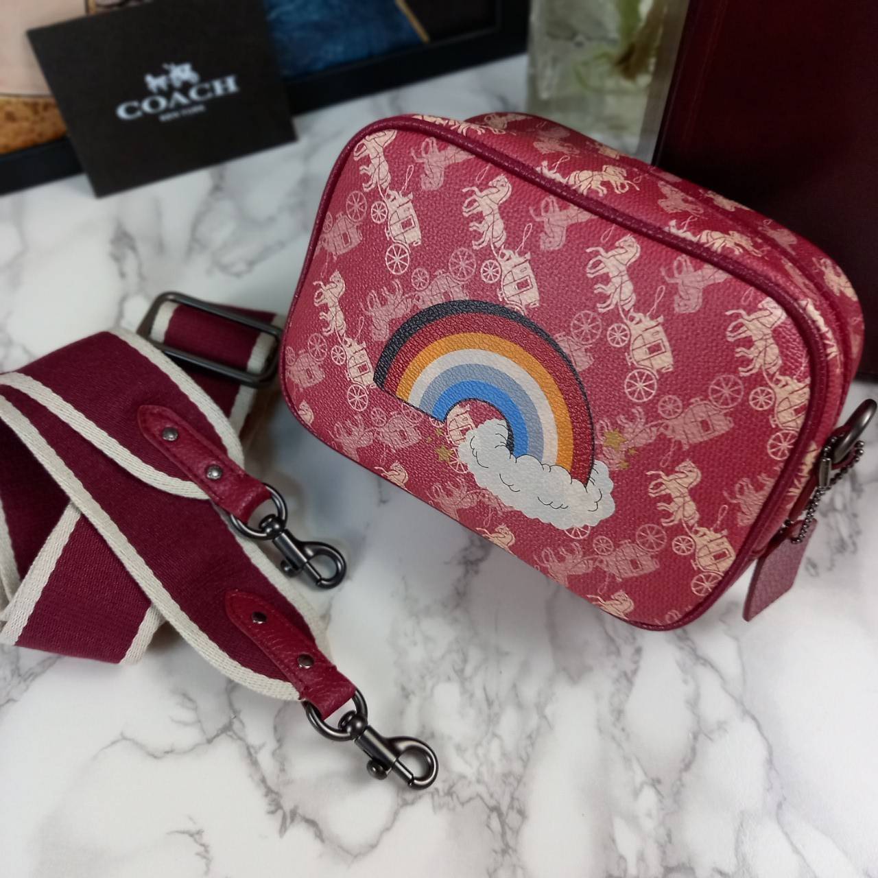 COACH Camera Bag 26, rainbow-red pattern COACH Camera Bag 16 With Horse And Carriage Print and Heart OXBLOOD (F79369 F88264) 🍁น่าใช้มากมาย รุ่นนี้มาพร้อมสายสปอร์ตใหญ่ ถอดเก็บได้ ปรับระดับได้ หนาแน่น ทนทาน จุของได้เยอะพอสมควร //วัสดุแคนวาส