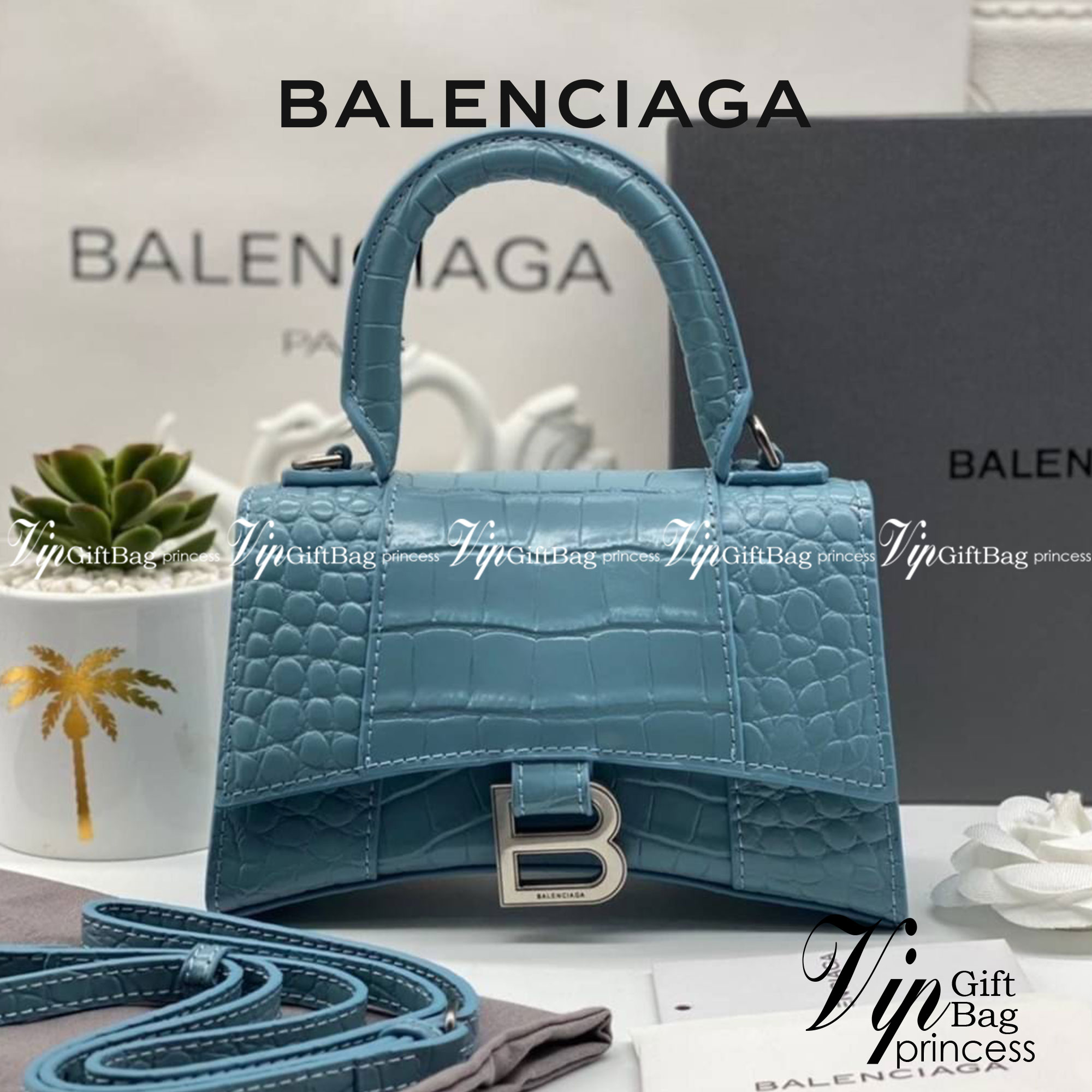 หนังแท้ BALENCIAGA HOURGLASS TOP HANDLE XS Shiny crocodile embossed calfskin การสร้างสรรค์ที่มีเอกลักษณ์เฉพาะตัว หรูหรา โทนสีโดดเด่น วัสดุหนังแท้ลายจระเข้ ภายในโล่งกว้างหนังแนปป้าอย่างดี เกรดออริจินอล ตอบโจทย์ได้ทุกลุค ทุกไลฟ์สไตล์ ภาพสินค้าถ่ายจากงานขายจ