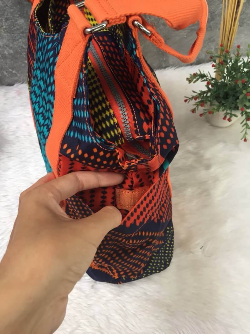 Kipling รุ่น Cicele กระเป๋าสะพายไหล่ใบใหญ่ สวยน่ารัก ตัวกระเป๋าด้านในเป็นช่องโล่งแบบปิดเปิดด้วยซิป มีช่องซิปด้านใน ด้านข้างกระเป๋า มี 2 ช่อง ปิดเปิด ด้วยเทป พร้อมที่ใส่โทรศัพท์ ปากกา และ MP 3 ในส่วนด้านใน และ ด้านข้างกระเป๋า ซ้าย-ขวา เป็นช่องขนาดเล็กสำหรั