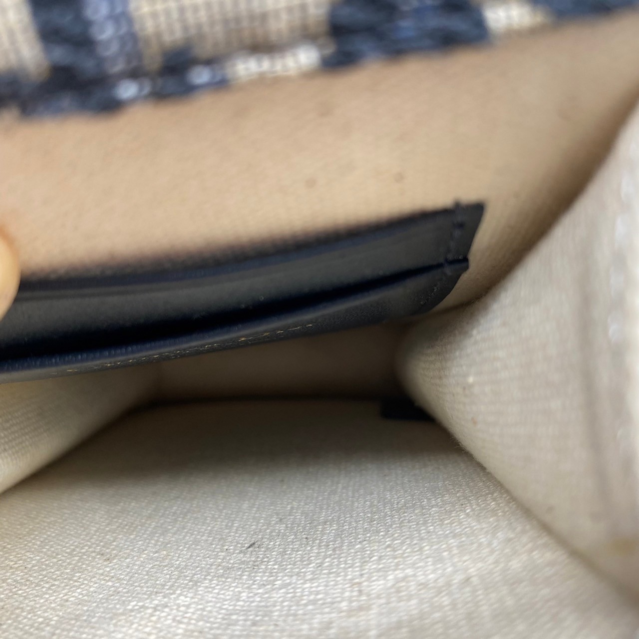 หนังแท้ DIOR PHONE BAG / DIOR PHONE HOLDER BAG กระเป๋าใส่โทรศัพท์เอกลักษณ์ของความหรู สายสะพายโซ่อะไหล่ทอง วัสดุหนังแท้และผ้า Jacquard อย่างดีสวยงามที่สุด ผสมผสานความสง่างามและคลาสสิกที่เข้ากับยุคสมัย ด้านหน้าโดดเด่นด้วยซิกเนเจอร์แบรนด์ เป็นอีกหนึ่งรุ่นที่