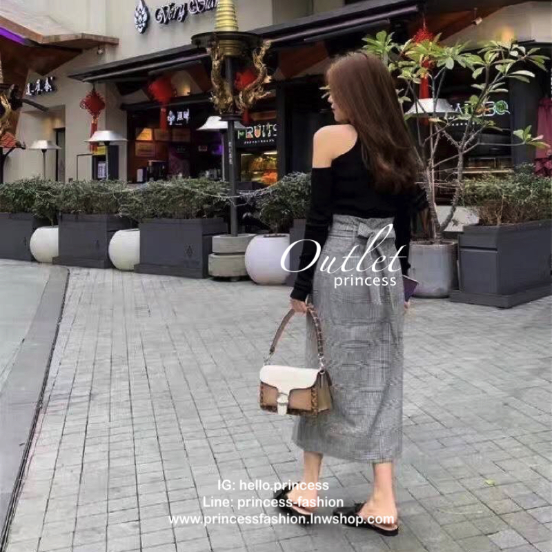 COACH TABBY SHOULDER BAG กระเป๋าถือแบบคลัท /คล้องไหล่ /สะพายข้าง วัสดุหนังแท้ เปิดปิดกระเป๋าแบบกระดุมแม่เหล็กภายในมีช่องหลักใส่ของ2ช่อง มีซิปช่องกลาง 1ช่อง พร้อมช่องเล็กใส่ของจุกจิก ซับในกำมะหยี่ อะไหลเงินคลาสสิค ด้านหน้ามีอะไหล่โลโก้ C ตัวใหญ่ สายยาว+สาย