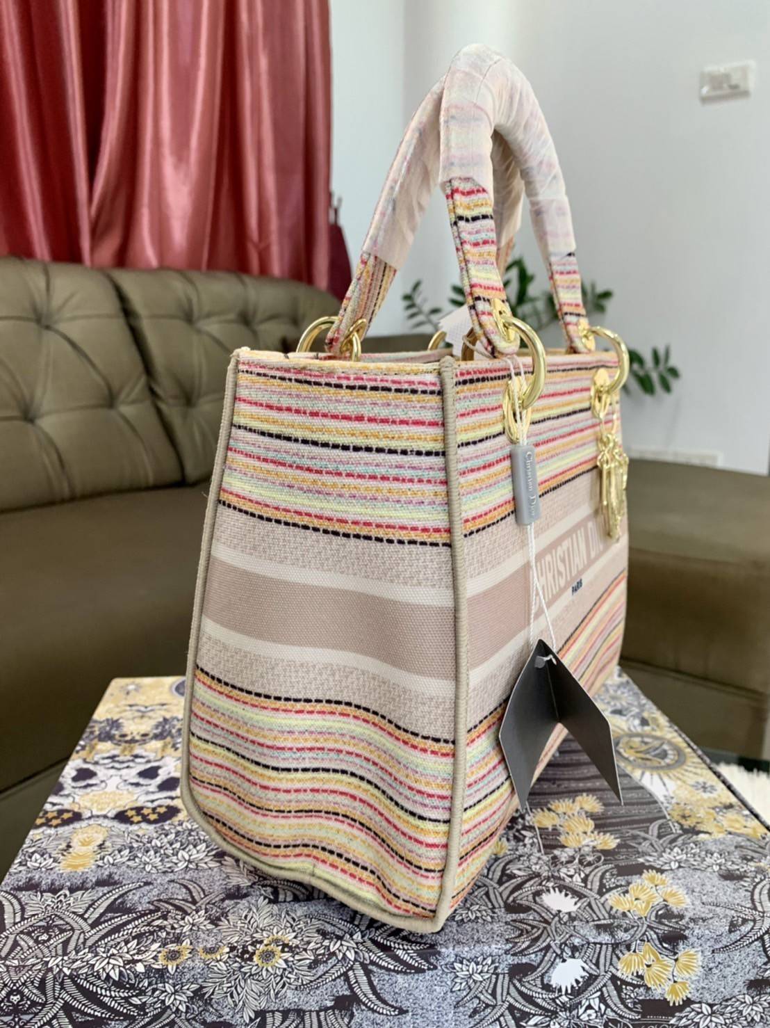 DIOR WOMEN MEDIUM LADY D-LITE BAG VIP GIFT WITH PURCHASE (GWP) พรีเมี่ยมกิ้ฟ Limited Edition จาก DIOR DUTYFREE COUNTER วัสดุหนังแท้ Calfskin หุ้มด้วยผ้า Cannage อีกชั้นและปักลวดลาย 'Dior Palm' กระเป๋า Lady D-Lite ผสมผสานความสง่างามและคลาสสิกที่เ