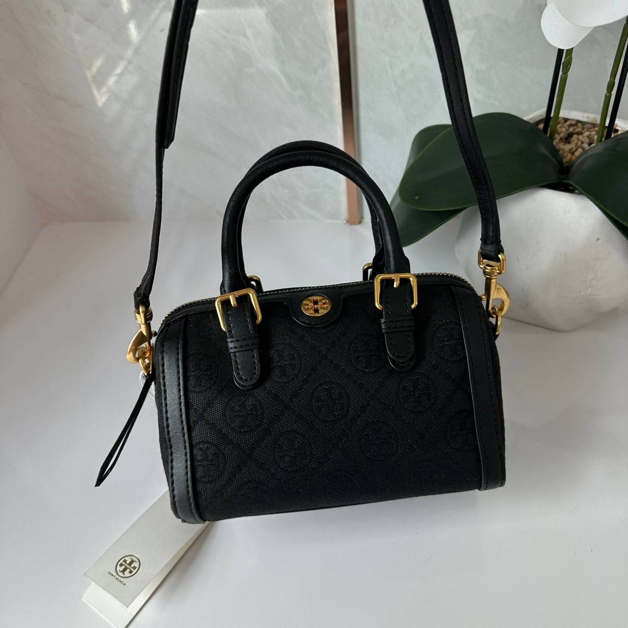 Small TORY BURCH T MONOGRAM PETITE BARREL BAG in black / Tory Bucket Bag สีดำคลาสสิก กระเป๋าทรงขนมจีบ กระเป๋าทรงหมอนดีไซส์มินิน่ารัก