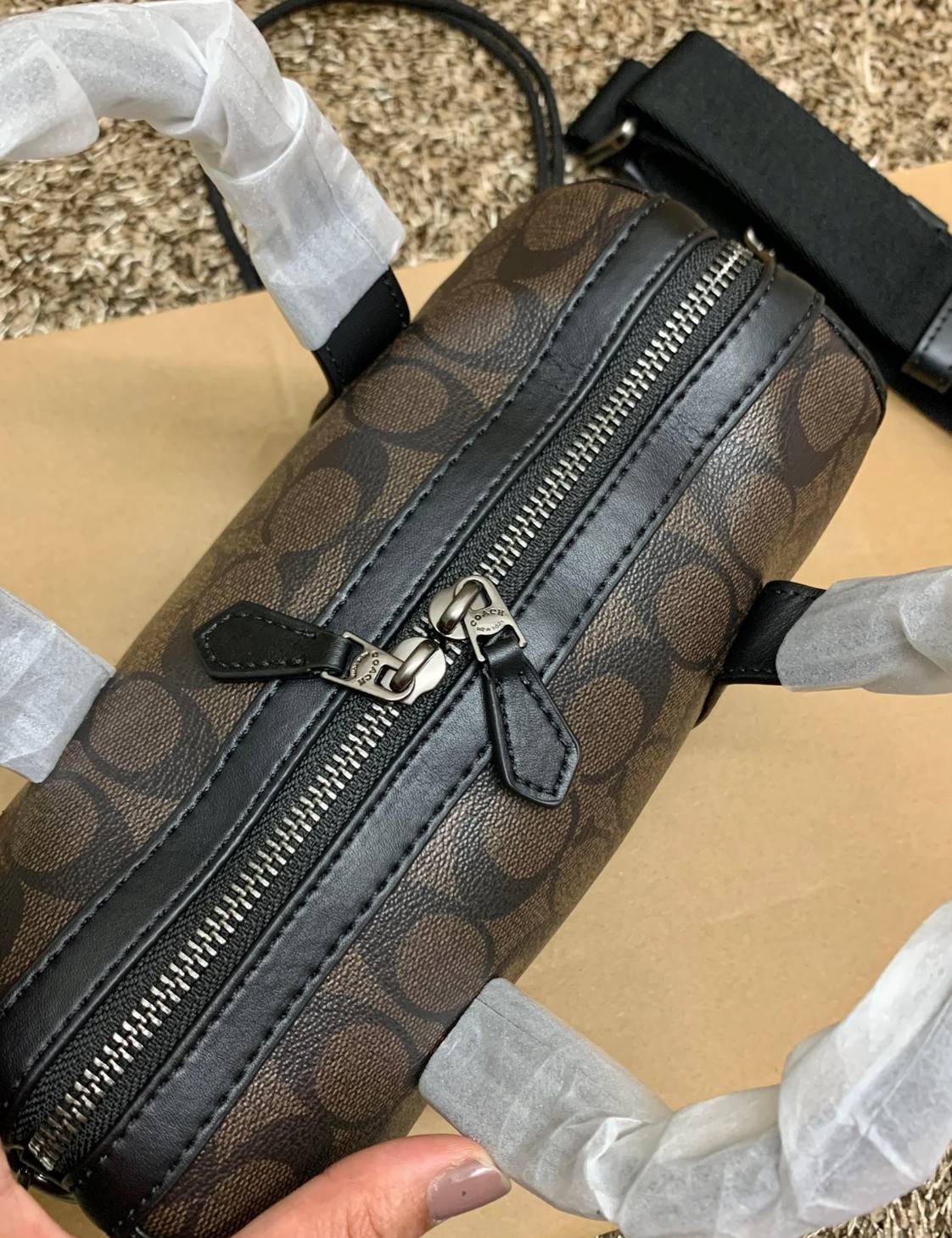 COACH GOTHAM DUFFLE 24 IN SIGNATURE CANVAS CA186 พร้อมส่ง กระเป๋าทรงหมอนรุ่นใหม่บ่าสุดปี 2022 รุ่นนี้สามารถใช้ได้ทั้งชาย//หญิง หนังแท้อย่างดี นิ่มทรงสวย มากๆค่ะ เปิด-ปิดกระเป๋าแบบซิปคู่ด้านบนมีกระดุมรวบหูหิ้วให้ด้วยนะคะ ภายในกระเป๋าสามารถใส่สัมภาระที่จำเป