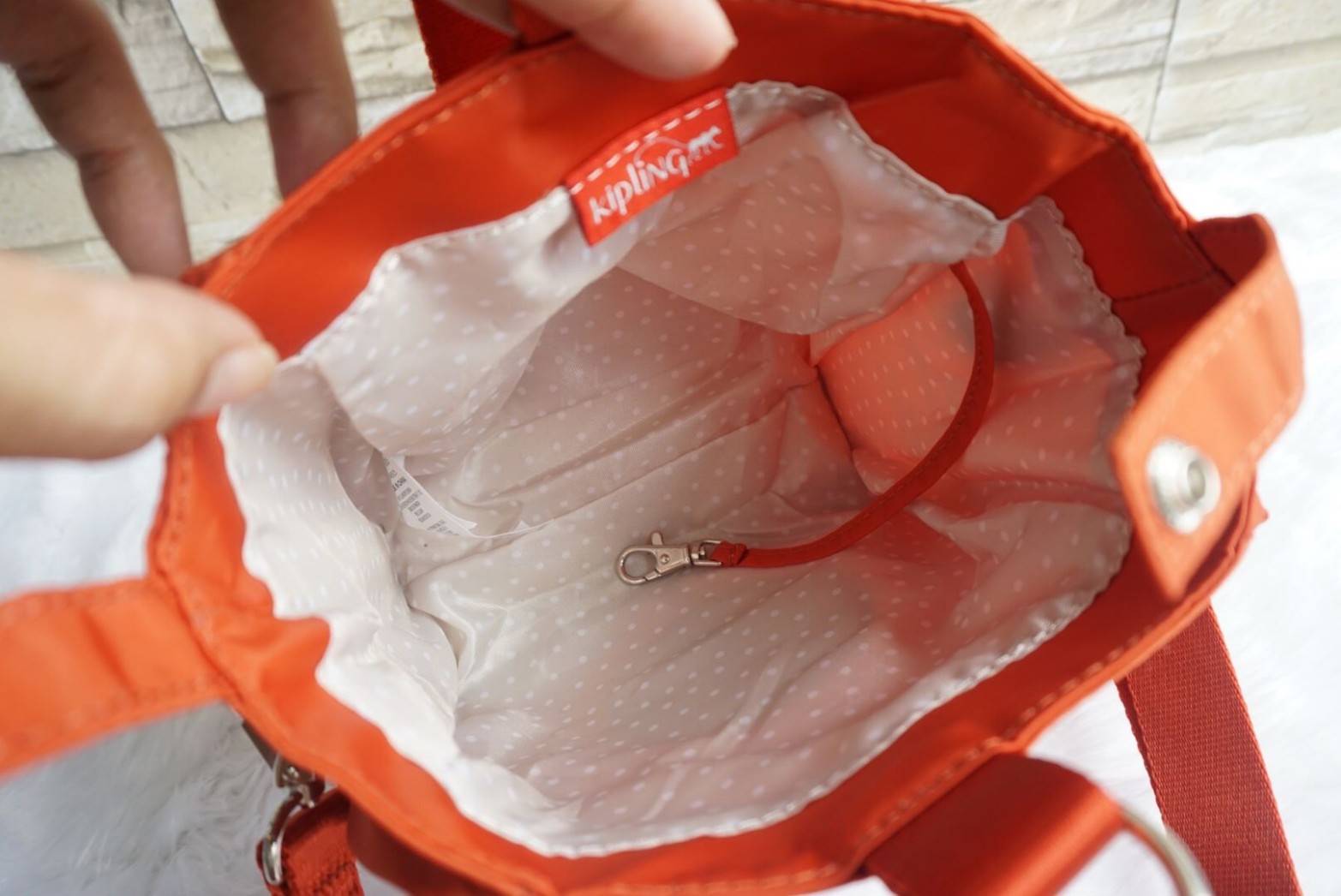 NEW ARRIVAL! Kipling 2Way Mini Bucket Bag กระเป๋าถือหรือสะพาย 2Way ขนาดมินิรุ่นใหม่ทรงขนมจีบวัสดุ Nylon & Polyester 100% น้ำหนักเบา พวงกุญแจรูปหัวใจปั้มแบรนด์คอลเลคชั่นพิเศษถอดแยกใช้ได้ เปิดปิดสไตล์ Drawstring มีกระดุมคาดกลาง ภายในมีโลโก้ ช่องซิป ช่องใส่ข