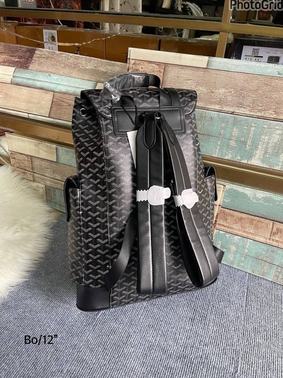 Goyard Backpack Bag Large Size กระเป๋าเป้ใบใหญ่ ดีไซน์สวยคลาสสิกเป็นเอกลักษณ์ ใช้ได้ทั้งหนุ่มๆและสาวๆ ตกแต่งลวดลายโลโก้แบรนด์เรียบหรู ภายในจุของได้เยอะมาก ใหญ่จริง!! ใบนี้คุ้มค่าราคามากๆ ทั้งดีไซน์และฟังก์ชั่นการใช้งาน ตอบโจทย์แน่นอน จะใส่เสื้อผ้าสำหรับ s