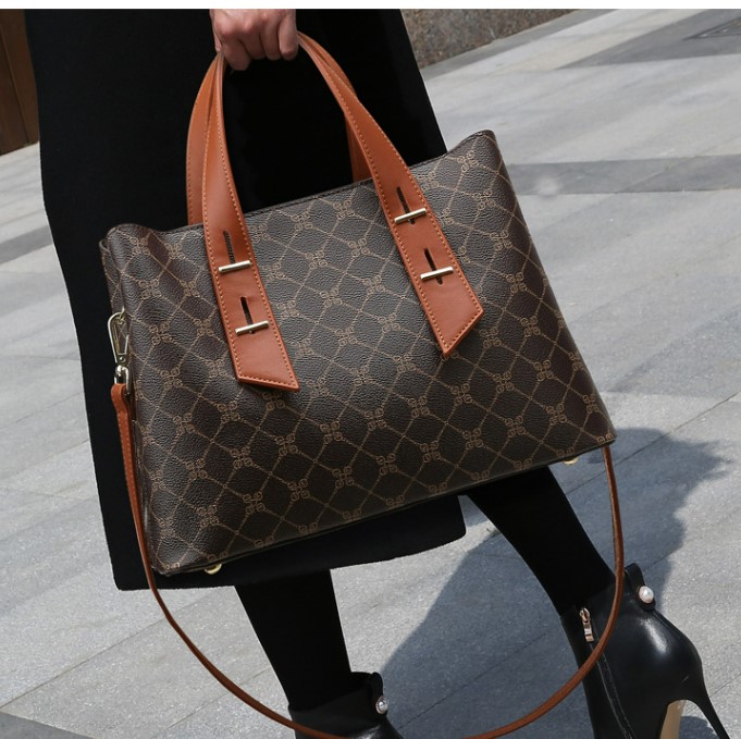 กระเป๋าถือ กระเป๋าสะพาย ผู้หญิง หนังแท้ สีดำ แบบเรียบ แต่งสายสวย ๆ กระเป๋าถือ ทำงาน แบบสวย ๆ 246864