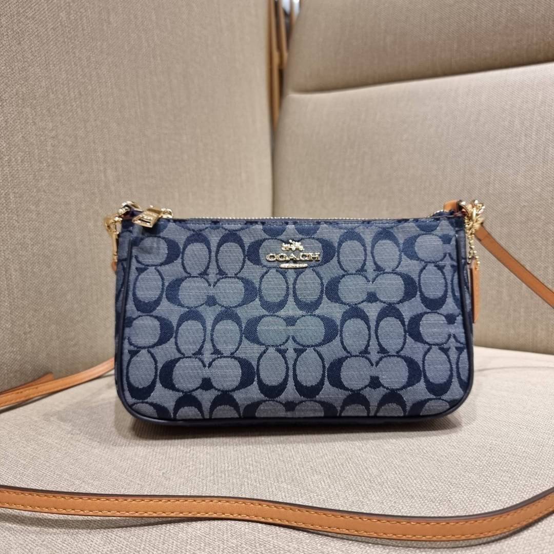COACH 36674 TOP HANDLE POUCH IN SIGNATURE JACQUARD กระเป๋าทรงพอช ยอดฮิต ยกขึ้นแท่น ด้วยดีไซน์ที่ออกมาให้ใช้งานได้ง่าย ขนาดกำลังเหมาะ วัสดุหนังแคนวาสทนทาน ดีไปหมดขนาดนี้!! คุณลูกค้าถึงสั่งกันรัวๆจริงๆ ภายในโล่งกว้าง ใส่โทรศัพท์ได้ทุกรุ่น มาพร้อมสายคล้องแขน