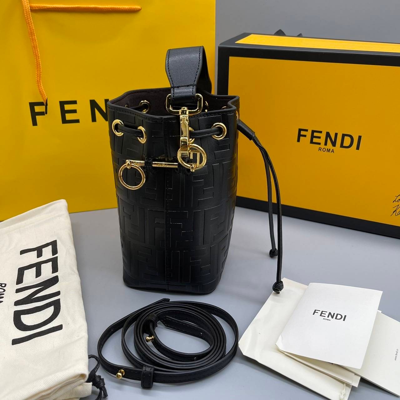 หนังแท้ FENDI MON TRESOR BUCKET BAG พร้อมส่งที่ไทย ภาพสินค้าถ่ายจากงานขายจริง ใช้งานต่างประเทศได้ค่ะ
