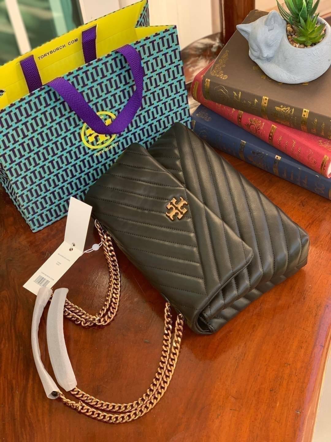ของแท้ 💯% Tory Burch Kira Chevron Quilted Convertible Leather Crossbody Bag เป็นกระเป๋าที่ใช้ในการออกงานสำคัญหรือวันที่มีปาร์ตี้สังสรรค์ คุณควรเลือกใช้กระเป๋าที่มีดีไซน์สะดุดตา