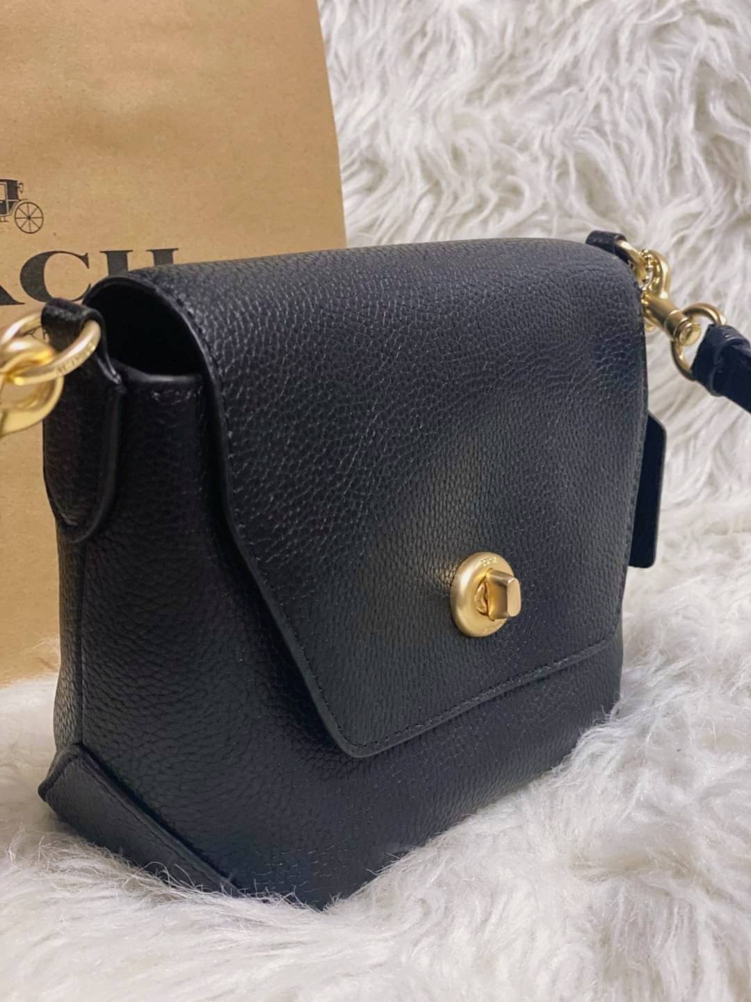 คอลเลคชั่นใหม่ ทั้งสวยทั้งคุณภาพค่ะ😘 COACH KARLEE CROSSBODY BAG 💐พร้อมส่ง ได้ไปไม่ผิดหวังแน่นอนค่ะ! สวยๆแบบคนดังระดับโลกกันค่าา กระเป๋าสะพายแบบครอสบอดี้ร์ หนังแท้นิ่มสวยงามมากๆค่ะ รูปทรงน่ารักกระทัดรัด เปิดปิดกระเป๋าแบบหมุนล็อค ภายในสามารถ