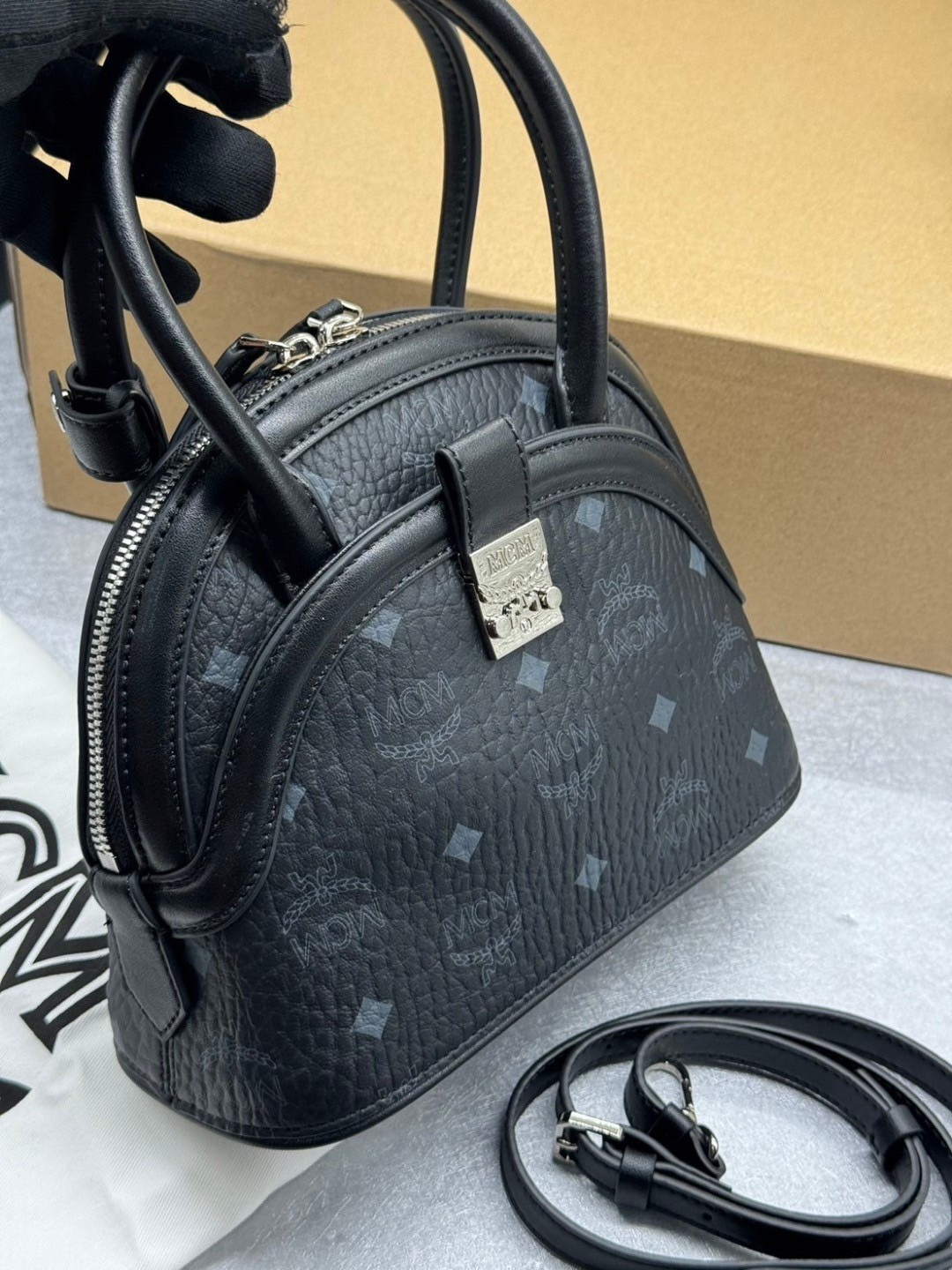 M.C.M TRACY TOTE IN VISETOS กระเป๋าถือ/สะพายข้าง ทรงยูนีคโดดเด่น น่าใช้ หูจับในตัว เกรดออริ สลับแท้ 1:1