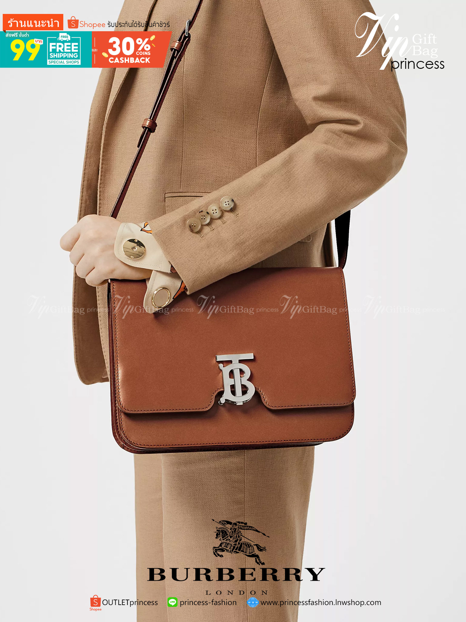 BURBERRY FRAGRANCES CROSSBODY BAG VIP GIFT WITH PURCHASE (GWP) กระเป๋าสะพายพรีเมี่ยมกิ๊ฟ Limited Edition จากน้ำหอม BURBERRY DUTY FREE วัสดุ Calfskin หนังเรียบสวยอยู่ทรงดีไซน์ยอดนิยมประดับโลโก้แบรนด์ทองด้านหน้า เปิดปิดด้วยฝาปิดสัญลักษณ์ตัวB ภายในมีช่องแบ่ง