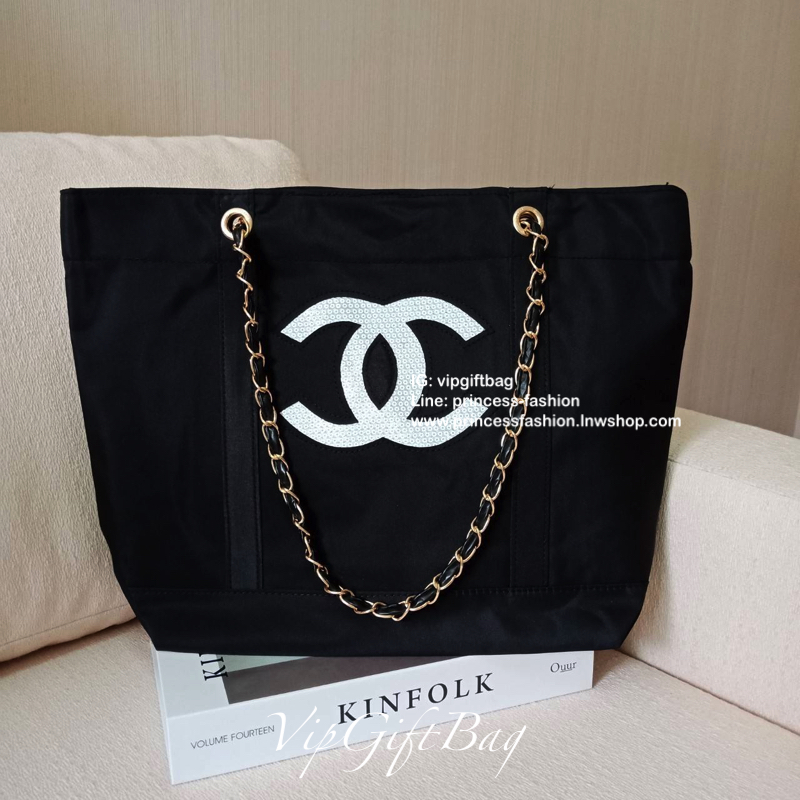 Chanel Satin Tote With Chain ♡♡ กระเป๋าสะพายทรง Shopping Bag งาน VIP GIFT ของแท้ 100% นำเข้าจาก Chanel Perfume Counter ใบใหญ่วัสดุ SATIN **อะไหล่ทอง ประดับคริสตัลสีดำโลโก้ CC สุดคลาสสิคหน้าหลัง ซับใน Polyester 100% เปิดปิดด้วยกระดุมแม่เหล็ก 