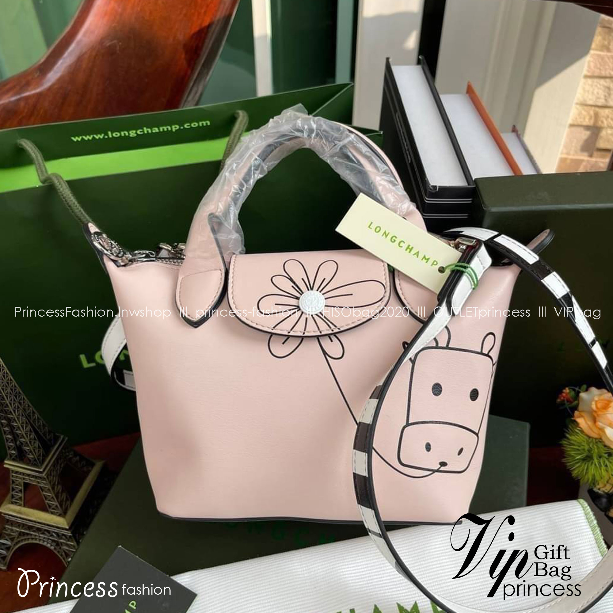 Longchamp year of the Ox Capsule / Longchamp Year of OX LE PLIAGE CUIR TOP HANDLE BAG XS ต้อนรับปีวัวด้วยคอลเล็คชั่นพิเศษ วัสดุหนังเมทิส (Metis) หรือหนังแกะเนื้อนุ่มมาพร้อมหูจับขนาดสั้นเหมาะถนัดมือ