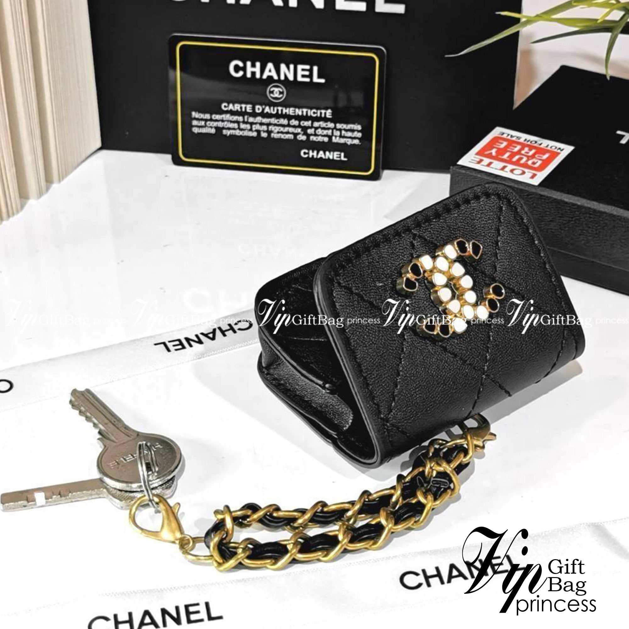 CHANEL QUILTED CRYSTAL CC MINI BAG VIP ไอเท็มแนะนำน่ารักสุดๆวัสดุหนังเรียบสีดำด้านหน้าประดับโลโก้แบรนด์เปิดปิดด้วยฝาปิดกระดุมแม่เหล็กอะไหล่ทองสวยดูดีมาพร้อมสายโซ่ร้อยหนังสามารถใช้คล้องกระเป๋า พวงกุญแจ เข็มขัดได้ ใส่ Airpods เหรียญ หรือกุญแจได้ น่ารักน่าใช