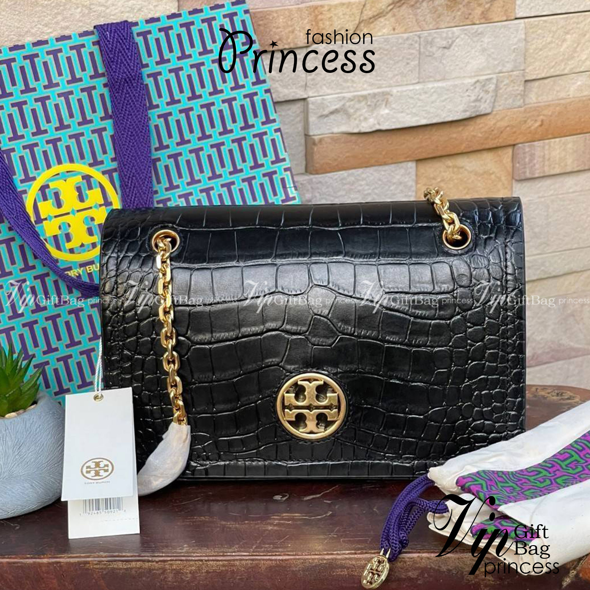 Tory Burch Black Carson Croc Embossed / TORY BURCH Carson Convertible Croc Leather รุ่นท็อปที่สาว ๆ หลายคนถูกใจ ด้วยทรงกระเป๋าคลาสสิกสุดเก๋ ใช้งานแบบไหนก็ดูดี ในลุคช์สาวหวานแบบสะพายสายคู่ หรือ ต้องการความคล่องตัวด้วยการสะพายแบบครอสบอดี้ มีดีไซน์ที่ Practi