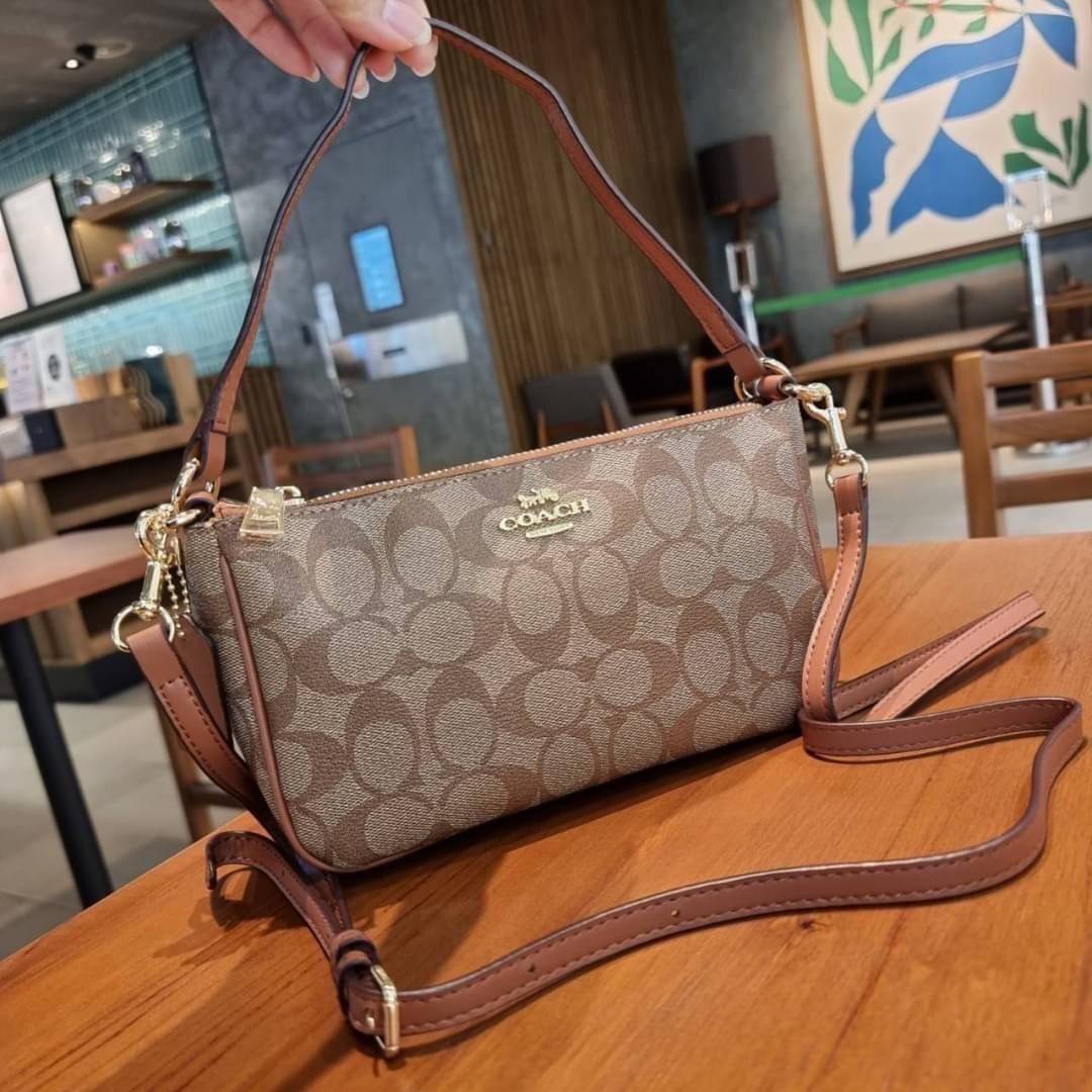 COACH F58321 TOP HANDLE POUCH อีกรุ่นฆ่าไม่ตาย!! 😎 ขายดีขายหมด ขายรวยขายปังๆ!! กระเป๋าพอชจากโค้ช ทรงใช้งานง่าย สะดวก กะทัดรัด วัสดุหนังแคนวาสเคลือบคุณภาพดี มาพร้อมสายคล้องในตัว และสายสะพาย crossbody ปรับเปลี่ยนได้ตามสไตล์ อีกหนึ่งไอเท็มที่สาวๆต้อง