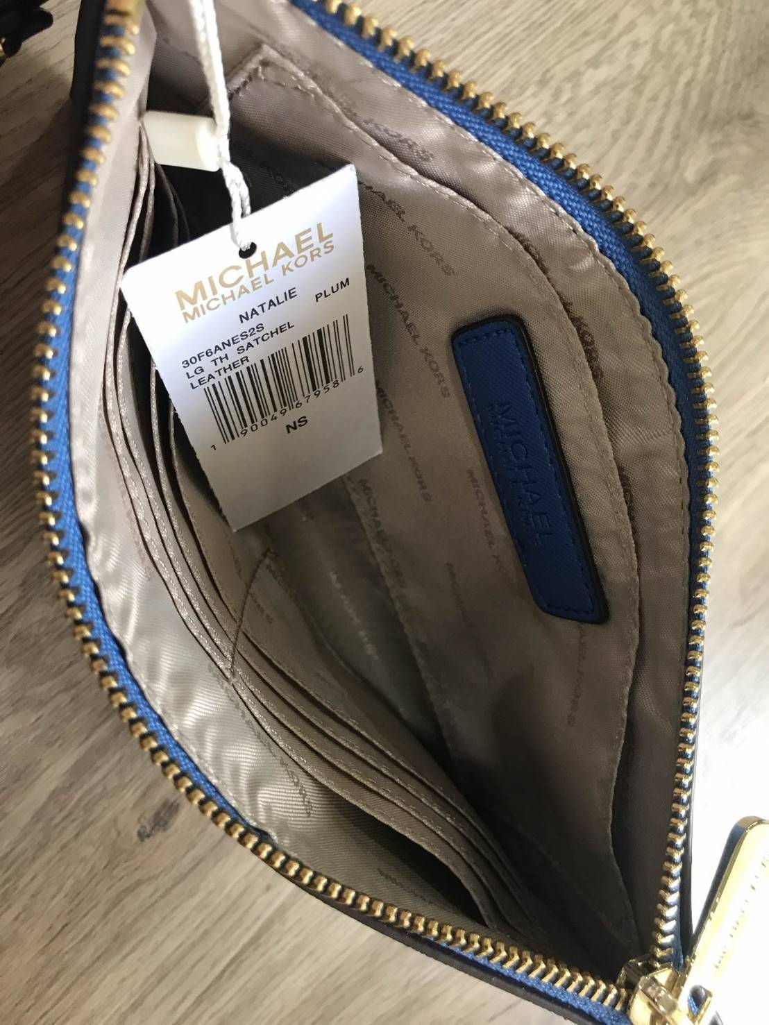 NEW ARRIVAL! Michael Kors Jet Set Travel Large Heart Clutch 2018 กระเป๋าคลัชรุ่นใหม่ล่าสุดขนาดกำลังดีด้านหน้าประดับโลโก้แบรนด์อะไหล่ทองแต่งด้วยหัวใจสวยโดดเด่น เปิดปิดด้วยซิปมาพร้อมสายคล้องมือ ภายในมีช่องใส่บัตร สามารถใส่กระเป๋าสตางค์ iphone8+ได้ ภาพถ่ายจา