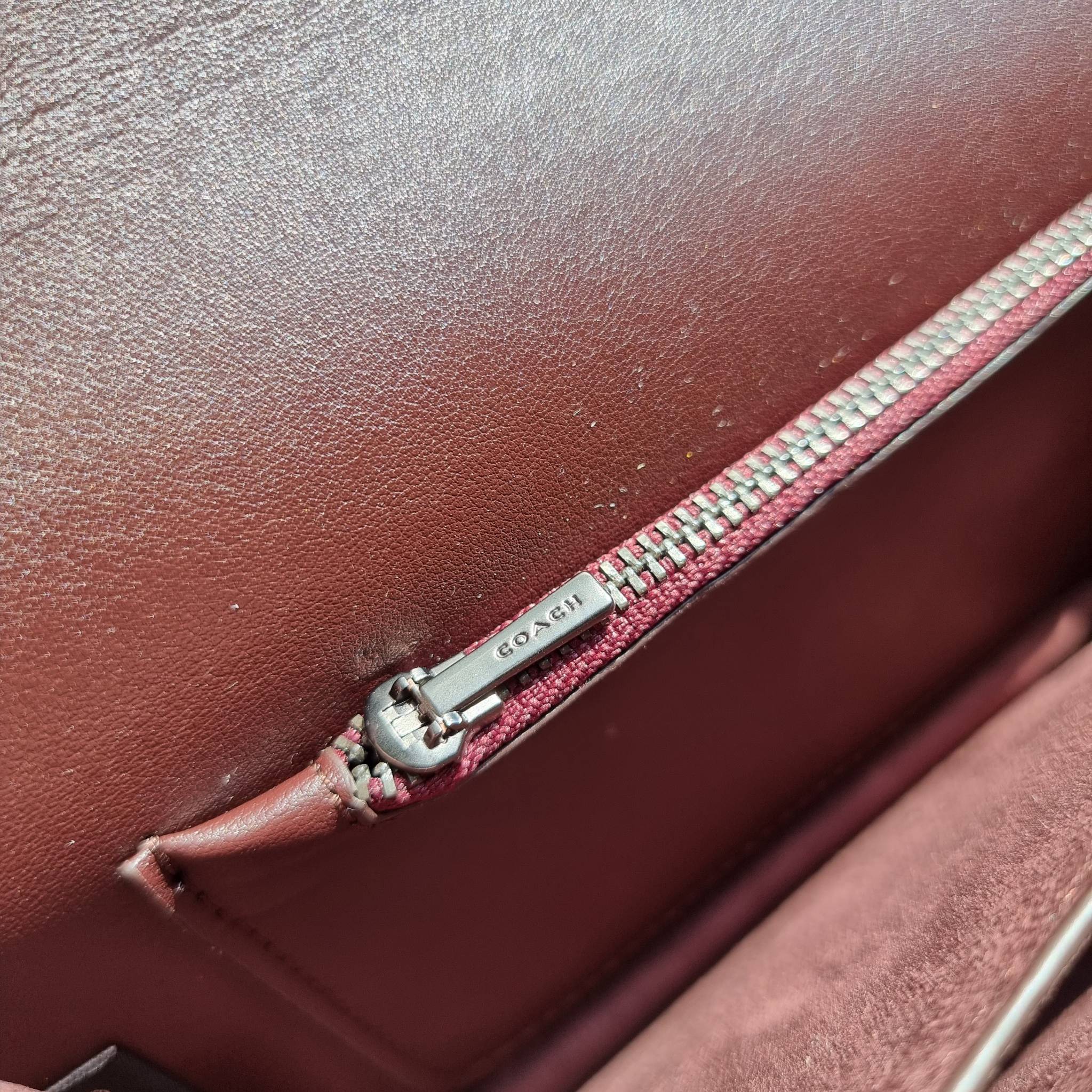 OUTLET 】COACH 88343 CAMILLE CROSSBODY WITH HORSE AND CARRIAGE PRINT AND ARCHIVE PATCH คอลเลคชั่นหายาก ที่สาวๆตั้งตารอ!! ด้วยดีไซน์ลุคผู้ดี ตกแต่งลวดลายออกมาดูโดดเด่น กับกระเป๋าสะพายที่ปรับใช้ได้หลายหลายสไตล์ สะพายไหล่สายคู่ สะพายข้างสายเดี่ยว หรือจะเอาสาย