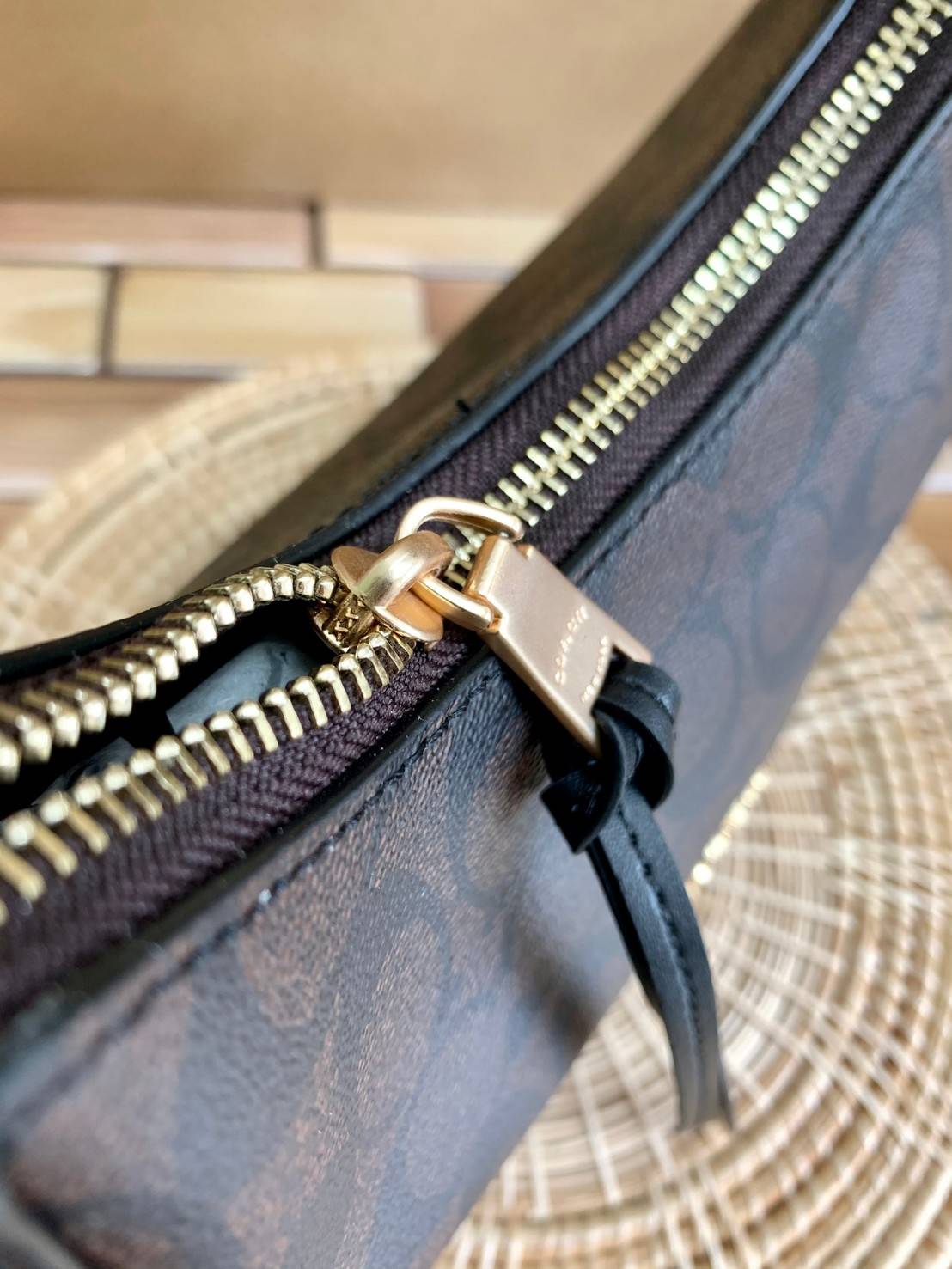 COACH KLEO HOBO BAG ((C7257//C6809//C6807)) พร้อมส่ง คุณภาพเกินเบอร์เลยจ้าา จำนวนจำกัด! กระเป๋าคล้องไหล่หรือสะพายข้างได้ Hobo รุ่นใหม่ล่าสุด ดีไซด์รูปทรงให้ดูเรียลขึ้น หนังแท้นิ่มสวย เปิดปิดกระเป๋าแบบซิปมีหนังห้อยลงมา ภายในกระเป๋าสามารถใส่กระเป๋าเงินใบยาว