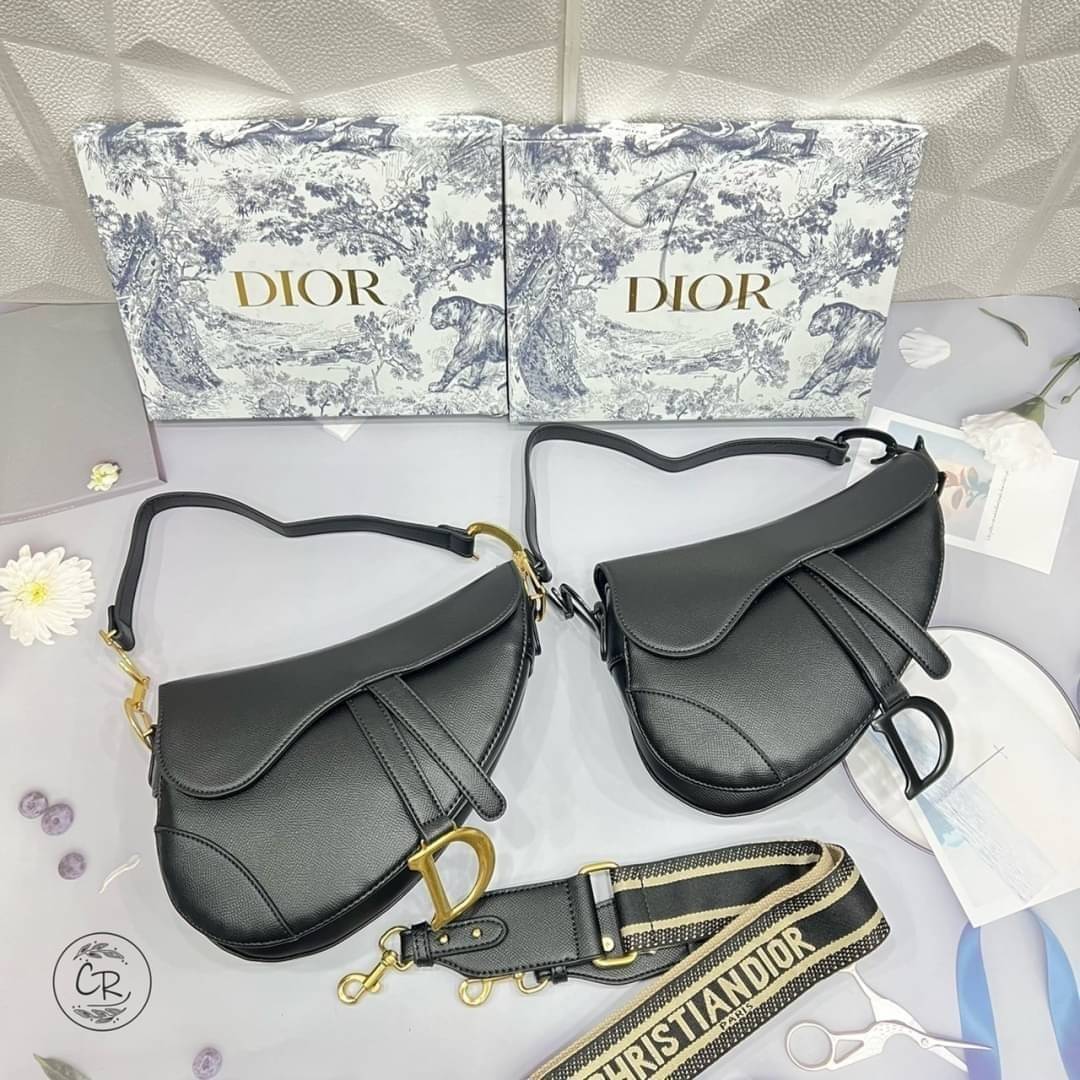 DIOR SADDLE BAG with strap กระเป๋ารุ่นยอดนิยมตามแบบฉบับแบรนด์ ใช้งานได้ 2 แบบ สะพายยาว CROSSBODY และสายสั้นถือได้เก๋ๆ ลุคนี้คูลสุดๆ เลยค่าา ภาพถ่ายจากสินค้าจริง! สวยมาก พร้อมส่งที่ไทยราคาสุดคุ้ม สาวๆ ห้ามพลาดค่ะ!