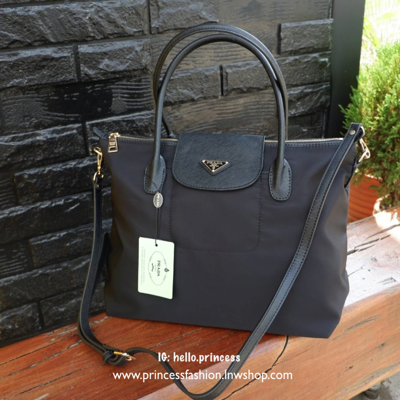 Prada crossbody & handbag กระเป๋าถือหรือสะพาย วัสดุ nylon+pu. premium gift จาก Prada เปิดปิด ด้วยฝาปิดกระดุมแม่เหล็ก อะไหล่ทอง ภายในกว้าง ใส่ A4 ได้ มีช่องเล็ก และช่องซิป มาพร้อมสายยาวถอด ปรับได้ค่ะ
