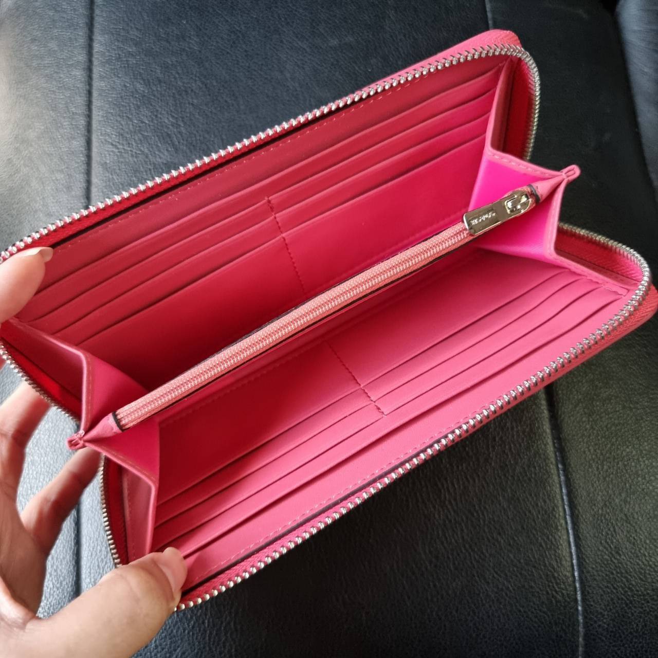 COACH F54630 ACCORDION ZIP WALLET IN SIGNATURE COATED CANVAS WITH LEATHER STRIPE กระเป๋าสตางค์ใบยาวรุ่นคลาสสิค คัดสีขายดีมาให้กันเลยจ้า ♥️ วัสดุหนังแคนวาสเคลือบลาย เปิด-ปิดด้วยซิปรอบ รูดใช้งานง่าย ใส่บัตรได้ มีช่องซิปใส่เหรียญ ใส่มือถือได้ พกใบนี้ใ