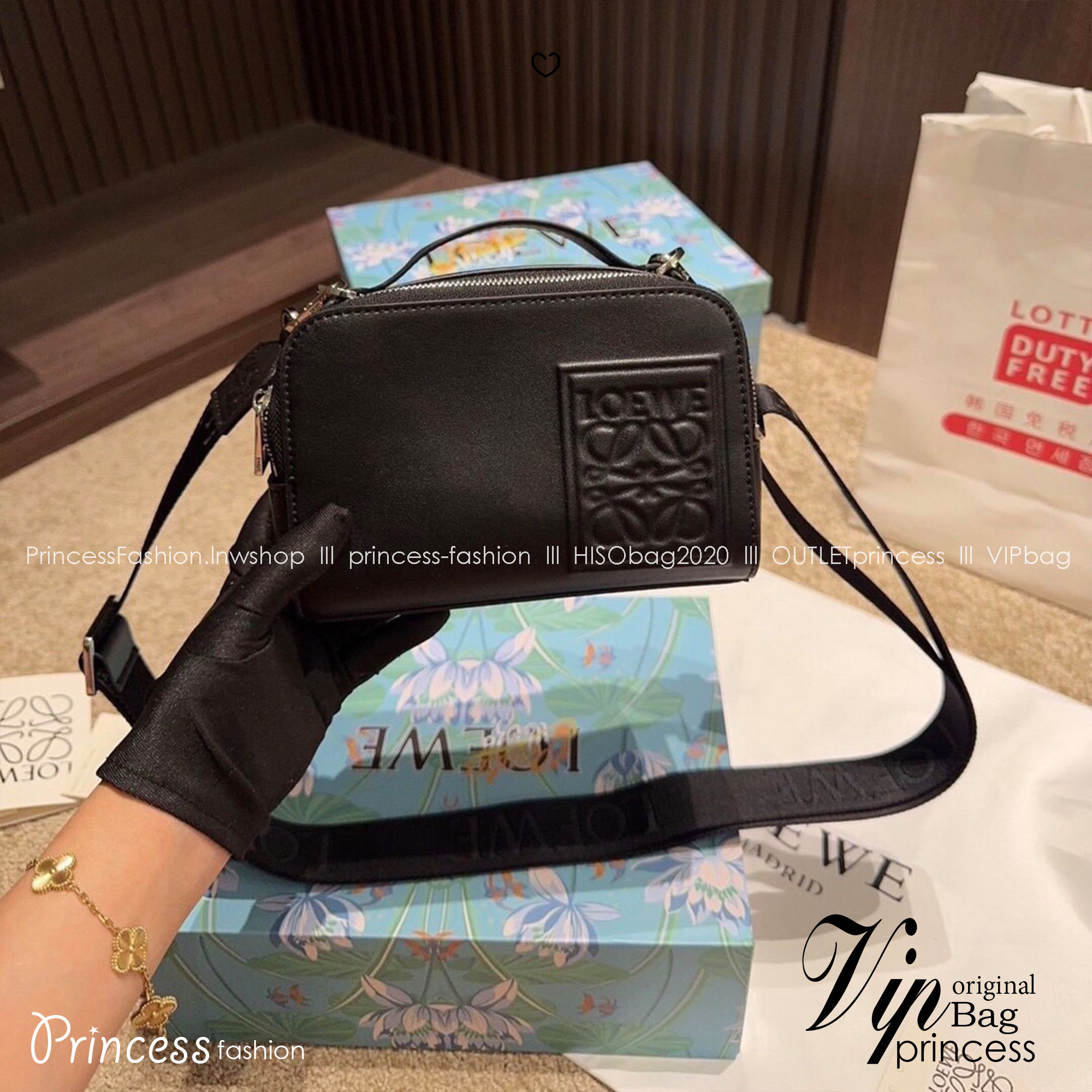 Loewe Mini Camera Crossbody Bag กระเป๋าสะพายทรงกล่อง เรียบหรูเป็นเอกลักษณ์ อย่างแท้จริง ปั้มโลโก้โดดเด่นสีเดียวกับพื้นหนัง ให้ความรู้สึกเรียบง่ายแต่แฝงความคลาสสิกในตัว