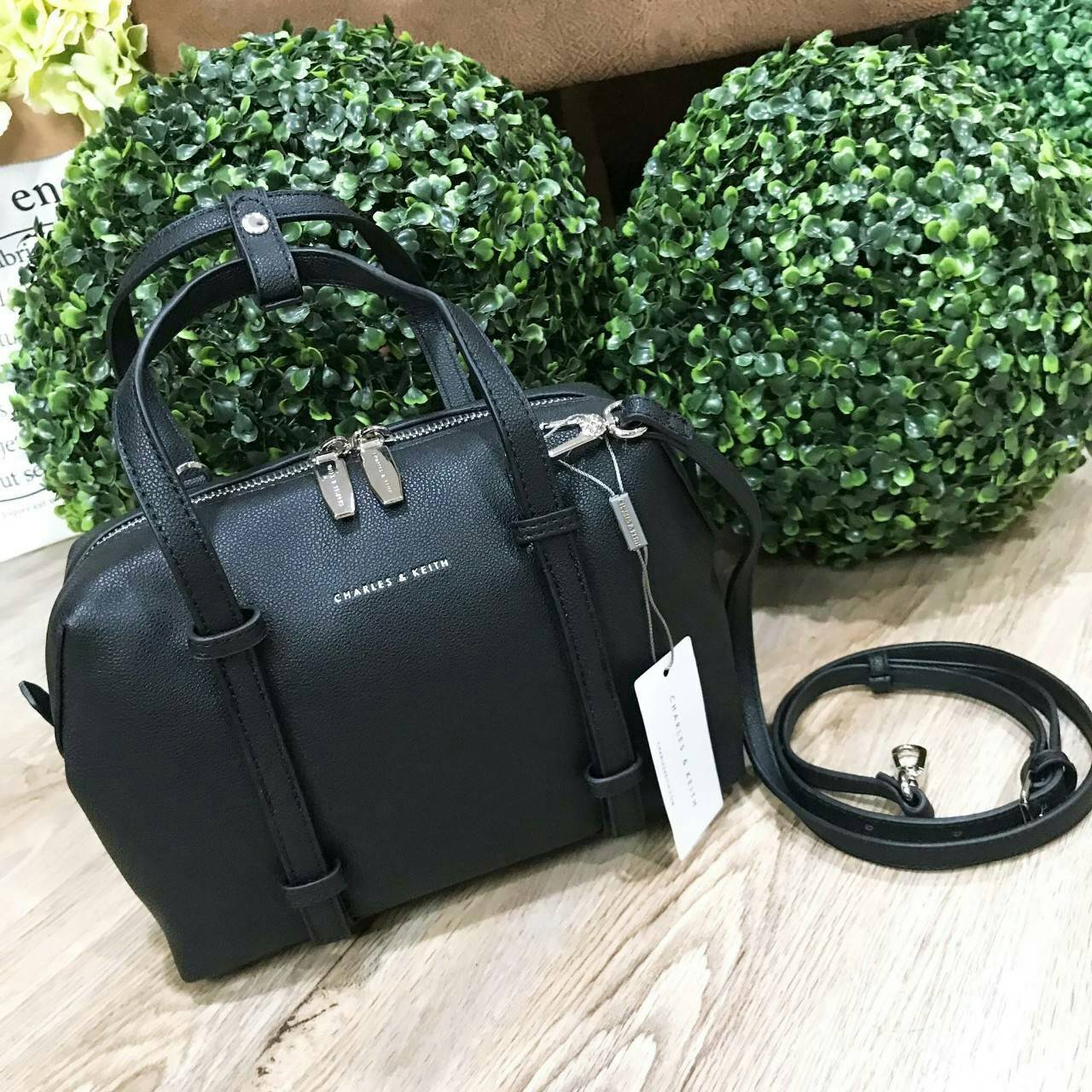 CHARLES & KEITH BOWLING BAG กระเป๋าถือหรือสะพายทรง Bowling วัสดุหนังแกะสังเคราะห์สวยอยู่ทรงขนาดกำลังดี น้ำหนักเบา หูจับถนัดมือ เปิดปิดด้วยซิปคู่สะดวกใช้ ภายในโล่งกว้าง มี1ช่องซิป พร้อมสายสะพายยาวถอดได้ปรับระดับได้ ภาพถ่ายจากสินค้าจริง ดีไซน์คลาสสิคสวยน่าใ