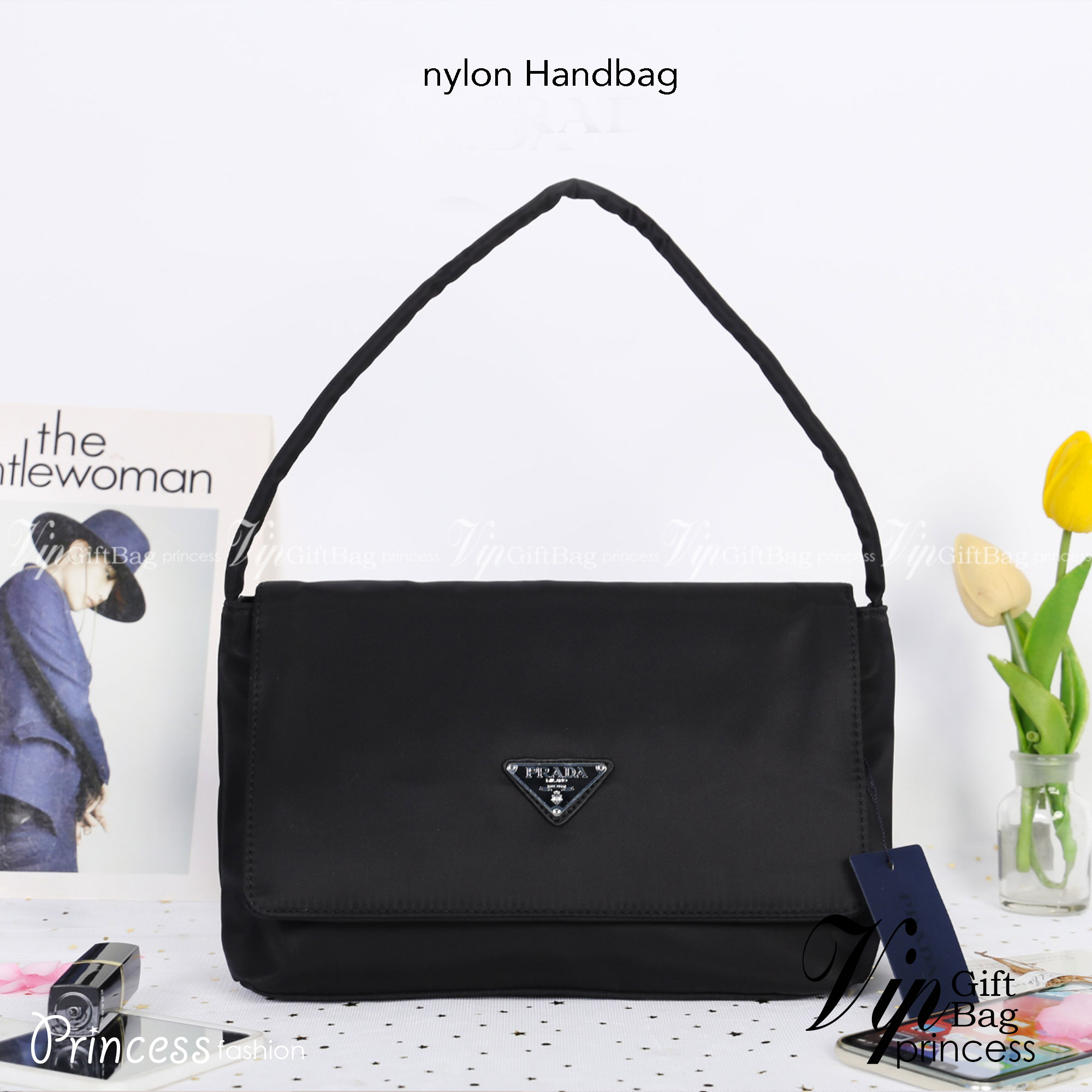 PRADA nylon Handbag วัสดุทำจากผ้าNylon อยู่ทรงสวยค่ะ อะไหล่เงินทั้งใบ สายสามารถสะพายไหล่ คล้องแขนได้