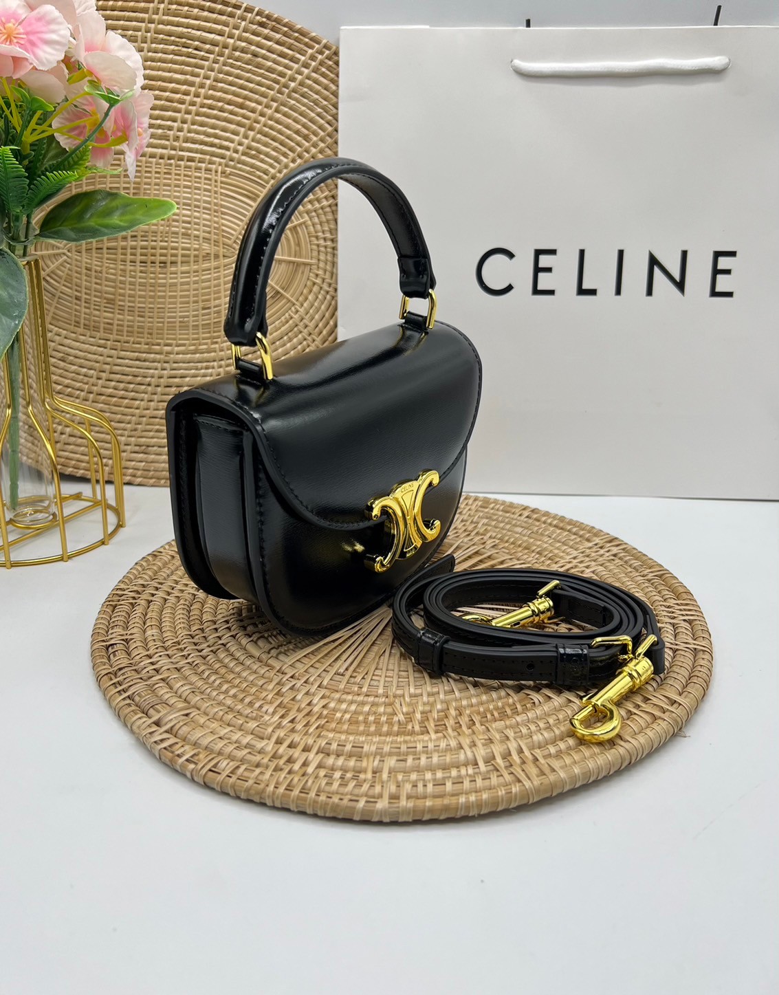 CELINE Mini besace triomphe in shiny top handle กระเป๋าสะพายคาดลำตัวพร้อมหูจับถนัดมือ น่ารักมาก รุ่นใหม่ล่าสุด