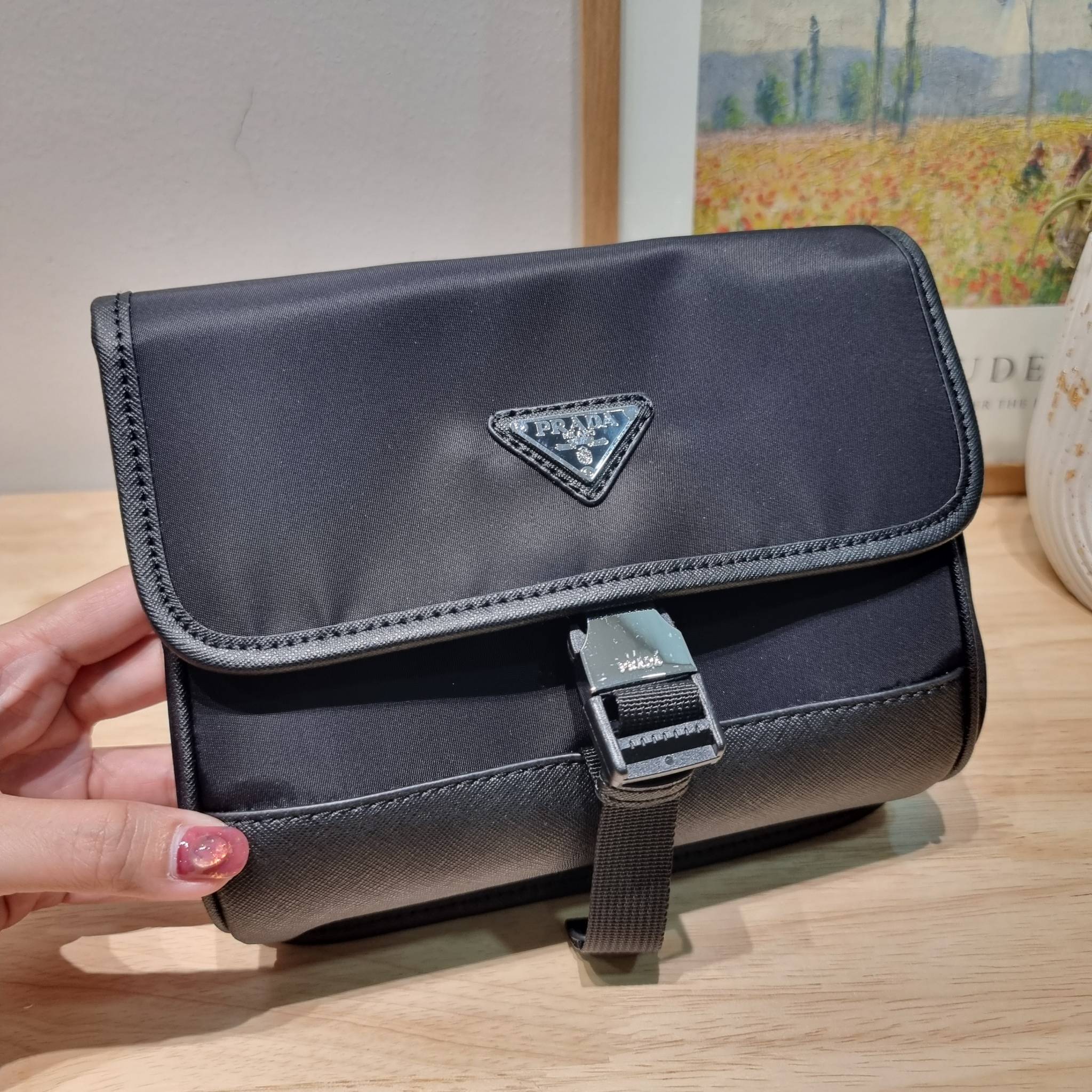 PRADA RE-NYLON AND SAFFIANO LEATHER SMARTPHONE CASE / PRADA Messenger Bag กระเป๋าสะพายสปอร์ต ดีไซน์หรู เรียบง่าย ดูแพง น้ำหนักเบา สายสะพายถอดออกได้