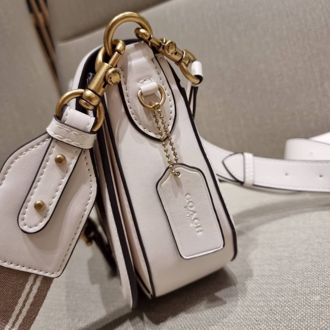 COACH C3837 BEAT SADDLE BAG WITH HORSE AND CARRIAGE PRINT The best item! ที่สาวๆรอคอย! ฮอตไฟลุก! สีหายาก ละมุนคุณหนู คอลเลคชั่นใหม่ ดีไซน์หรูหรา พิเศษมากๆมาพร้อมสายสะพาย 2 เส้น ใช้คู่กันหรือแยกสะพายก็สวยครบสูตร กระเป๋าสะพายทรง saddle คลาสสิค เปิด-ปิดด้วยก