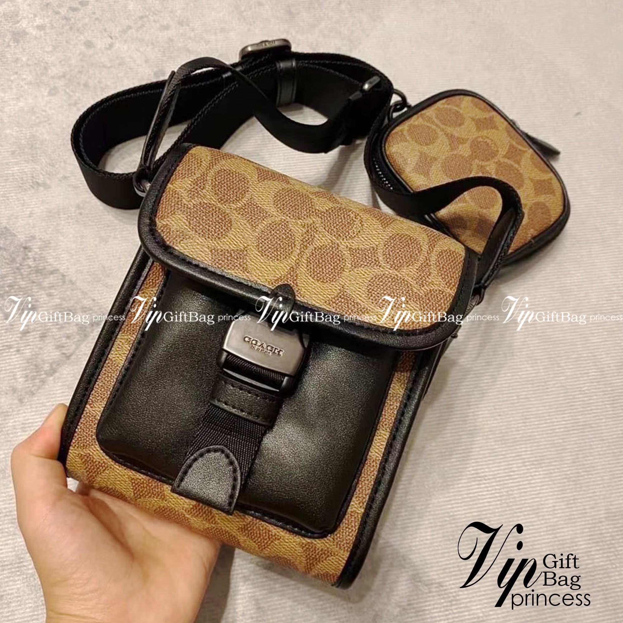 Coach C2600 Classic Logo Canvas Charter / COACH CHARTER NORTH/SOUTH CROSSBODY WITH HYBRID POUCH IN SIGNATURE CANVAS กลับมาเอาใจหนุ่มๆกันอีกครั้ง!! หล่อได้ไม่ซ้ำใคร กับไอเท็มสุดหรู กระเป๋าสะพายข้างรุ่นนี้ ดีไซน์ทรงกล่อง เรียบหรู วัสดุหนังแคนวาสสลับหนังแท้ 