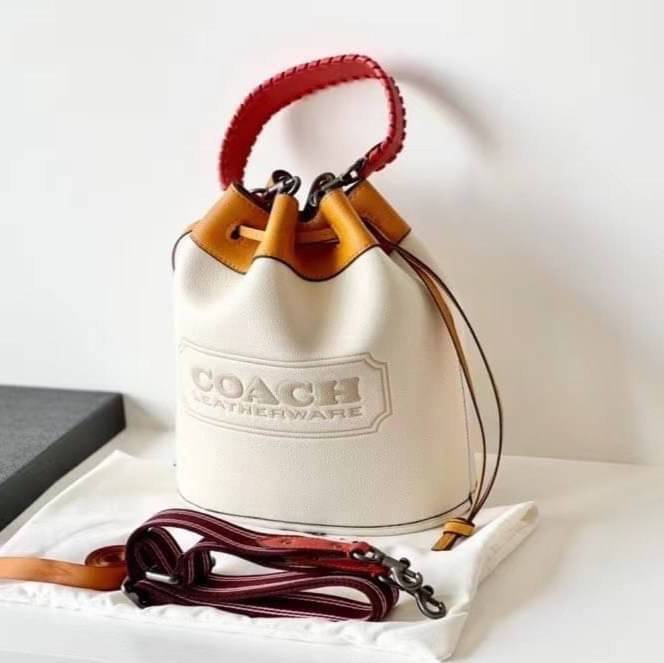 COACH Color-Block Leather Field Bucket Bag ((C3850//C3851)) พร้อมส่งที่ไทย กระเป๋าทรงขนมจีบ สุดฮิต ใช้ได้กับทุกๆวัน หนังแท้ลายหนังสวยนิ่มมือดีค่ะ ด้านหน้ามีโลโก้แบรนด์ตังใหญ่ ปากกระเป๋าแบบหูรูด ปล่อยหนังห้อยยาวลงมา ภายในกระเป๋ากว้างใส่กระเป๋าเงินใบยาวได้;