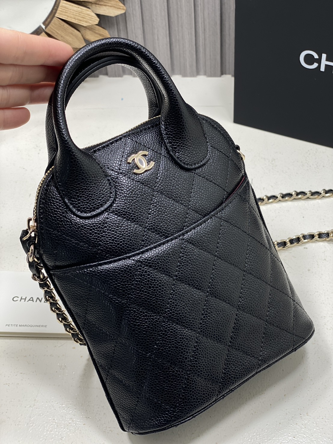 ORI หนังแท้ | Chanel Clutch with chain Bag / Chanel Bucket Bag กระเป๋าถือ กระเป๋าสะพายรุ่นใหม่ล่าสุด ในคอลเลกชัน Métiers d’art ปี 2024/25 ด้วยลูกเล่นของเนื้อสัมผัสและรูปแบบ