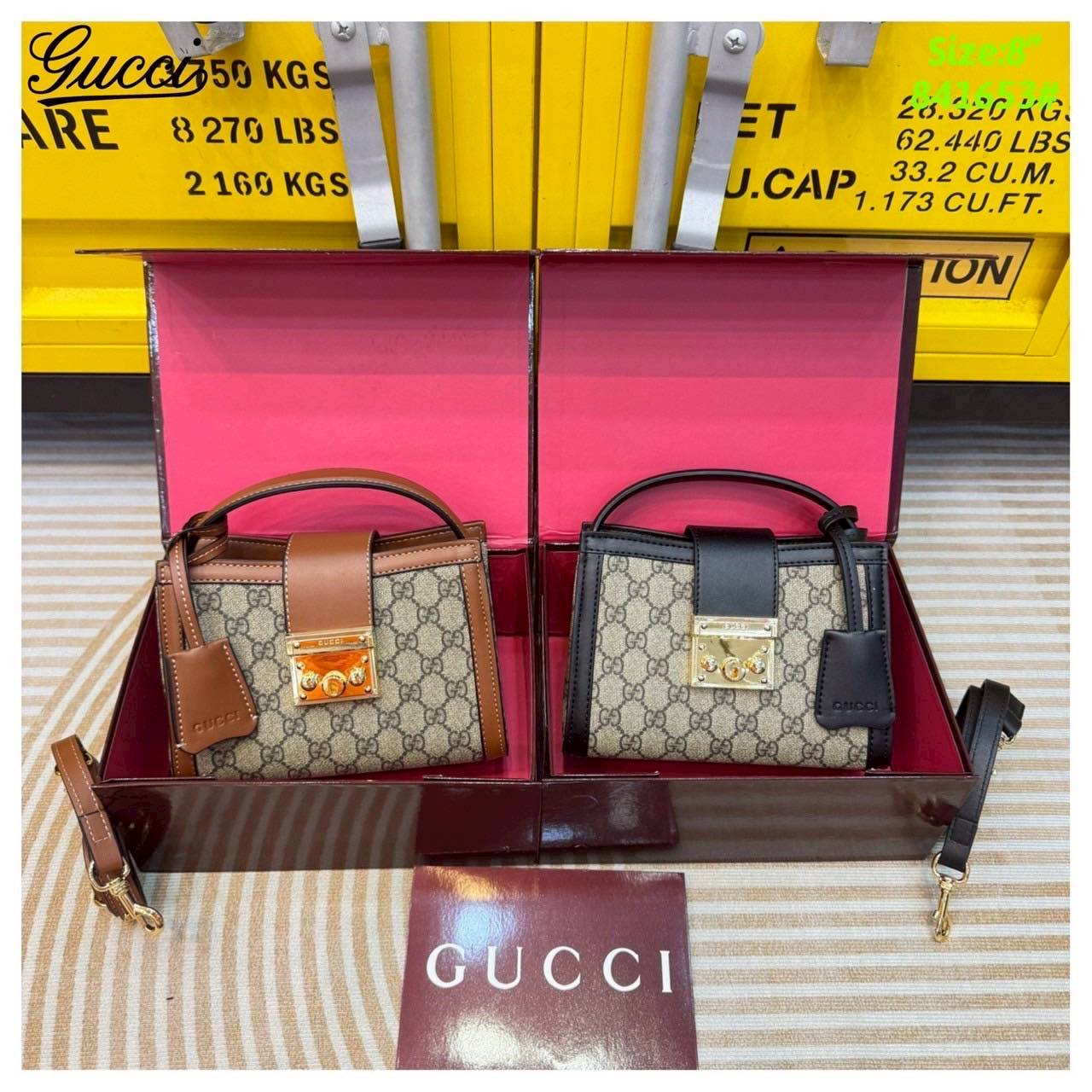 Gucci Padlock small top handle bag กระเป๋าสะพายใบไซส์มินิพร้อมหูจับ ในคอลเล็กชั่น Pre-Fall 2025 แพดล็อกนำเสนอรูปทรงในแบบร่วมสมัยที่สวมใส่ได้หลากหลายสไตล์ ชวนให้นึกถึงลวดลายอันเป็นเอกลักษณ์ของแบรนด์