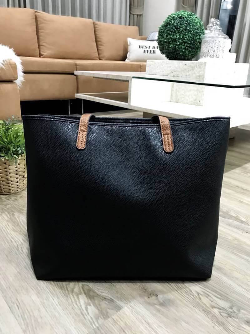 MANGO LARGE SHOPPING BAG กระเป๋าสะพายใบใหญ่น้ำหนักเบาวัสดุหนังแกะสังเคราะห์ขึ้นลายสวยน่าใช้โดดเด่นที่สามารถปรับใช้ได้2ทรงไม่จำเจอเปิด-ปิดด้วยแถบคาดกระดุม ภายในกว้างและจุสุดๆ สามารถใส่เอกสาร A4 หนังสือ ipad เสื้อผ้า รองเท้าได้ ภายในมีช่องซิปและโลโก้หนัง หู