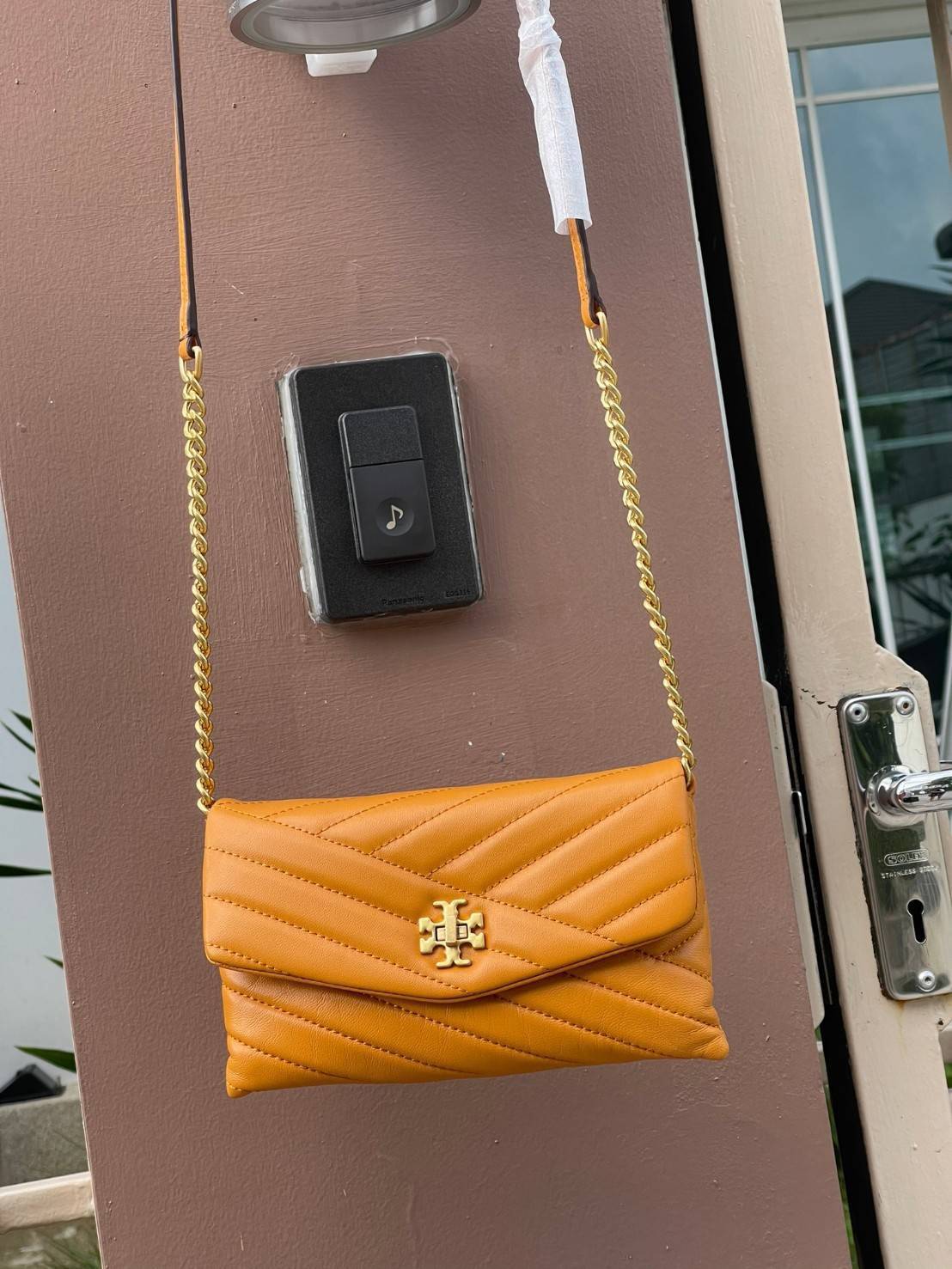 ของแท้ 💯% 】Tory Burch Kira Chevron Chain Wallet Bag เน้นความเรียบหรูดูแพง ต้องยกให้รุ่นนี้ ซึ่งมีขนาดกะทัดรัด ให้ลุคสาวมั่น Active ดูทะมัดทะแมง เหมาะสะพายในวันลำลอง และด้วยความที่เป็นแบรนด์ของทอรี่