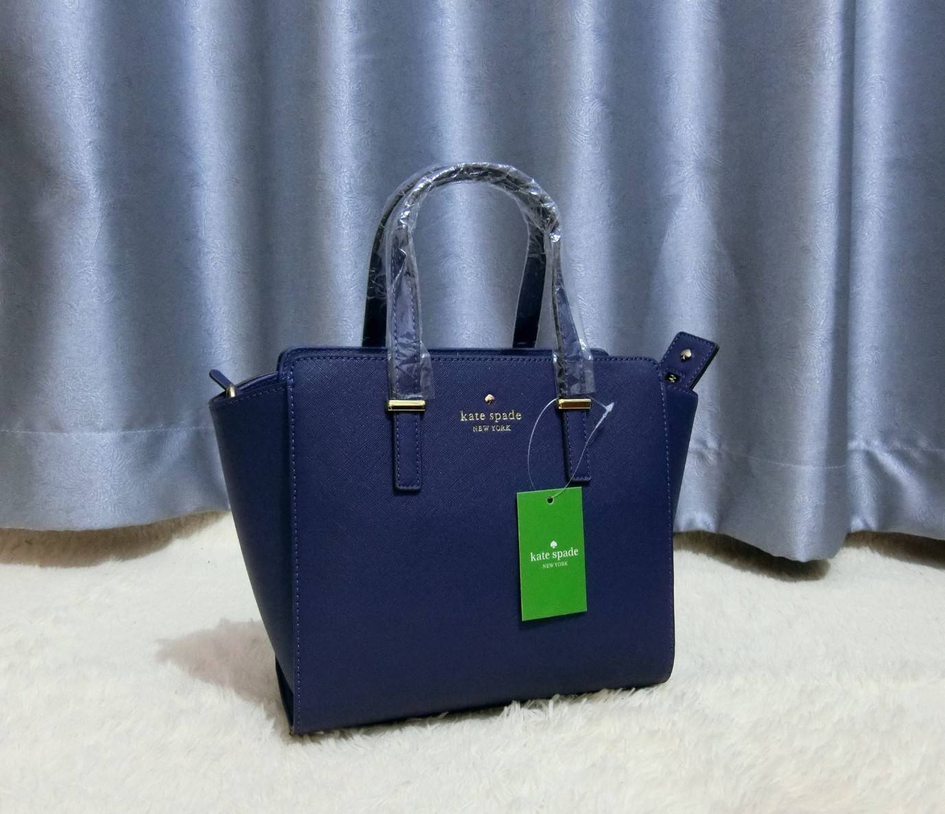 KATE SPADE NEW YORK CEDAR STREET HAYDEN BAG กระเป๋าถือหรือสะพายหนัง Saffiano สวยหรูอยู่ทรงสไตล์ PRADA ด้านหน้าประดับโลโก้สีทองสวยไฮโซ ภายในมีช่องซิปและช่องเล็ก ซับในอย่างดีสกรีนลาย Kate Spade กว้างและจุ ใส่ ipad mini กระเป๋าสตางค์ ของใช้ได้เยอะ มีหมุดรองฐ