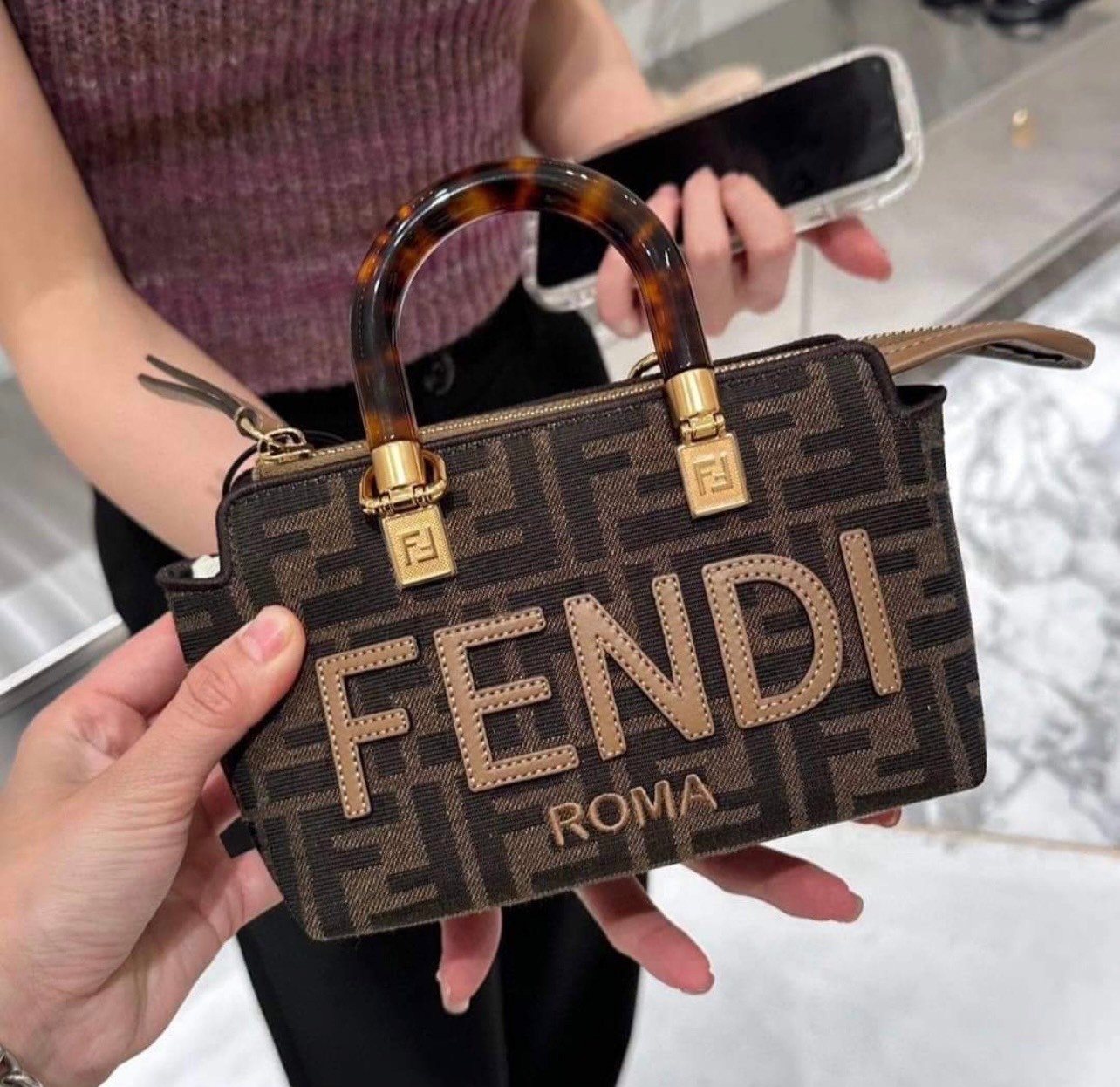 FENDI By The Way Mini Small brown FF fabric Boston bag / FENDI Bag พร้อมส่ง กระเป๋าสะพายใบเล็ก ผลิตจากผ้าแจ็คการ์ดลาย FF เป็นเอกลักษณ์ **สินค้าเกรดออริจินอล 1:1 สลับแท้