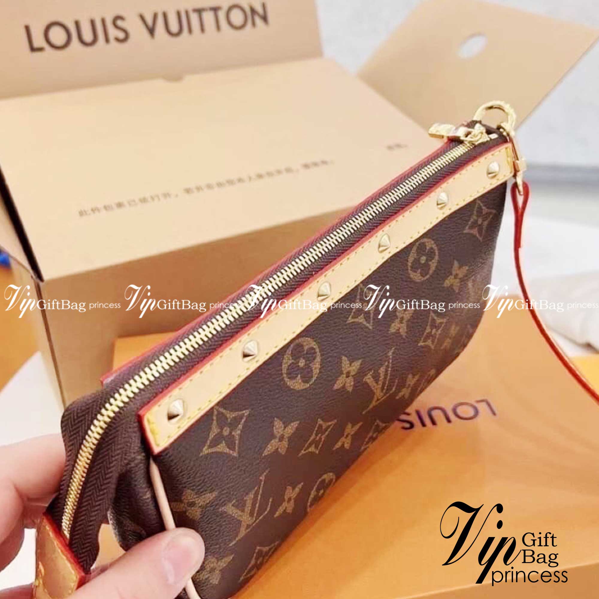 LV Pochette Accessoires Brown / LV MONOGRAM POCHETTE กระเป๋าสะพายทรงพอช สุดฮอต ดีงาม ดีไซน์คลาสสิควินเทจ ขนาดกำลังสวย ประหยัดพื้นที่ สายยาวถอดได้ เป็นไอเท็มที่เหมาะในทุกโอกาส สะพายปรับลุคได้หลายสไตล์ รับรองคุ้มค่าจริงๆจ้า ภาพถ่ายจากงานขายจริง ใช้งานต่างปร