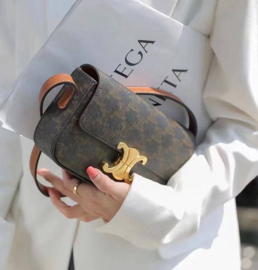 CELINE TRIOMPHE SHOULDER BAG IN TRIOMPHE อีกหนึ่งผลงานการออกแบบของ Hedi Slimane ที่ได้ดึงเอาเอกลักษณ์ต่าง ๆ ของ CELINE ออกมาและทำการตีความหมายใหม่จนได้กระเป๋าเรียบหรูและดูทันสมัย ให้คุณเลือกสะพายในชีวิตประจำวันเข้ากับการแต่งตัวสบาย ๆ หรือจะสะพายออกงานปาร์