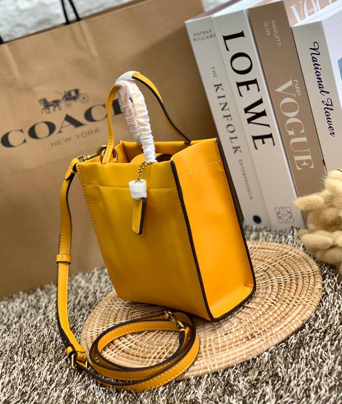 COACH MINI CASHIN TOTE ((C4828)) 💥พร้อมส่งที่ไทยรุ่นใหม่ล่าสุดค่ะ! กระเป๋าขนาดมินิ หนังแท้ หนังนิ่มสวย น่าใช้มากๆค่ะ ปากกระเป๋าแบบแม่เหล็ก ภายในสามารถใส่กระเป๋าเงินใบกลางได้;มือถือแบบตั้งได้ทุกรุ่น;ของจำเป็นจุกจิกสาวๆได้หลายอย่างนะคะ;พร้อมช่องเสีย