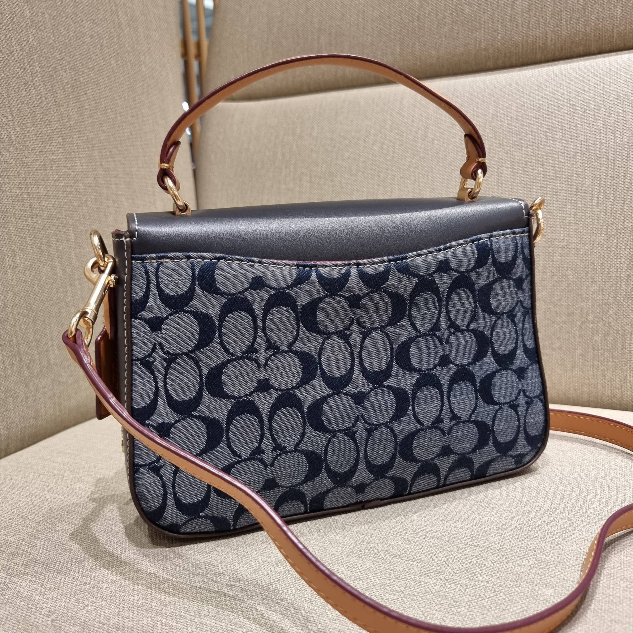COACH C4921 MARLIE TOP HANDLE SATCHEL IN SIGNATURE CHAMBRAY กระเป๋าถือ/สะพายข้าง มีดีไซน์ยูนีค โดดเด่น ตกแต่งโลโก้ด้านข้างอะไหล่ทอง วัสดุผ้าแชมเบรย์ ทอเส้นลายสวย เปิด-ปิดด้วยตัวล็อคแน่นหนา ภายในเป็นช่องโล่ง ใส่ของได้ครบครัน มาพร้อมหูจับในตัวและสายสะพายข้า