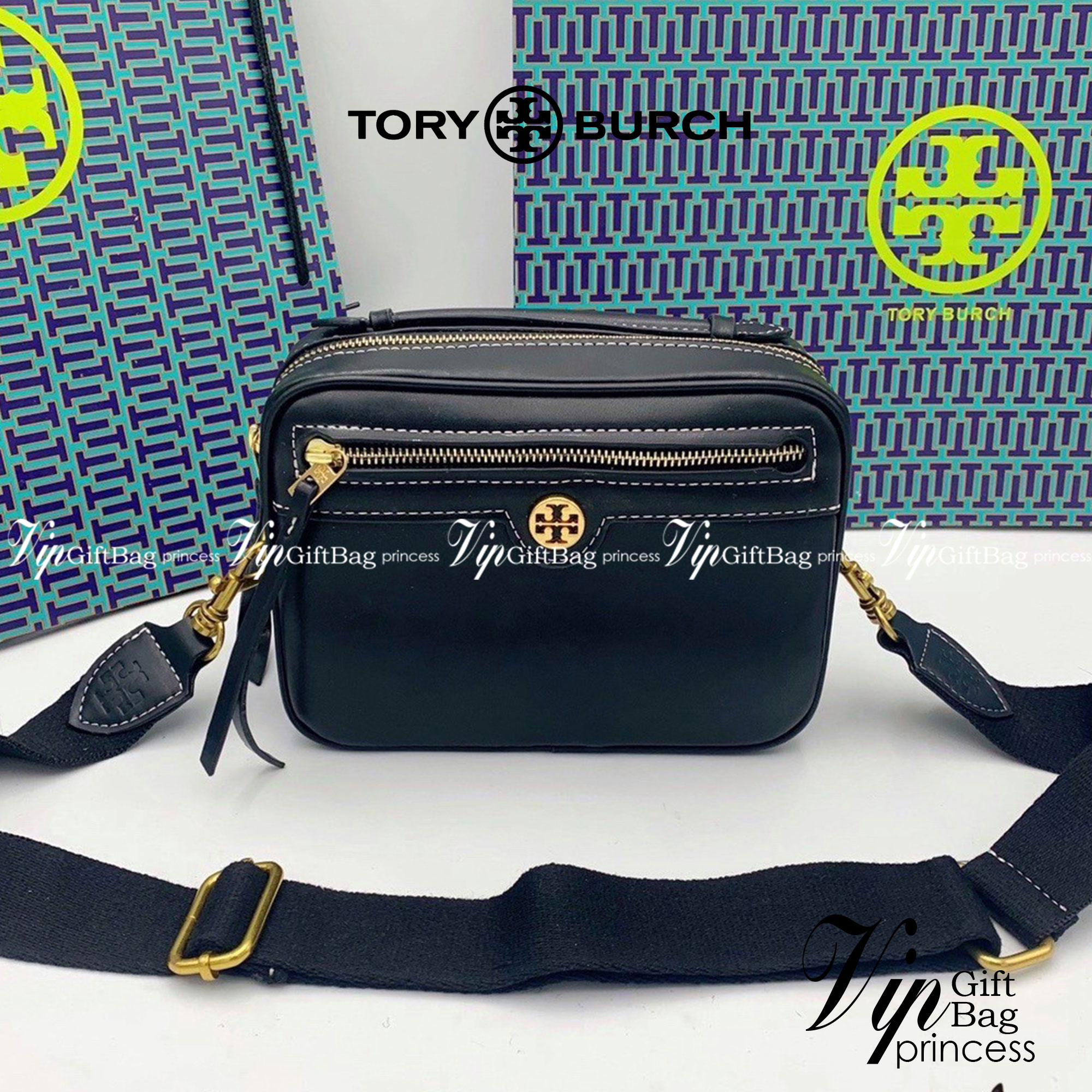 TORY BURCH T MONOGRAM JACQUARD CAMERA BAG กระเป๋าสะพาย Crossbody วัสดุหนังวัวแท้ การออกแบบเรียบง่าย ยังคงความหรูหราเอาไว้ โดดเด่นด้วยลวดลาย T Monogram มาพร้อมสายสะพายยาวแบบสปอร์ต ถอดออกได้ สายปรับระดับได้ ตอบสนองการใช้งานได้ดี มีหูหิ้วด้านบนสามารถใช้งานได