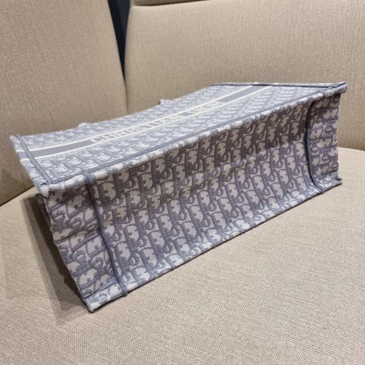 VIP 】HOT ARRIVAL!! DIOR CD SHOPPING BAG WITH GWP กระเป๋าทรงช้อปปิ้งใบใหญ่ จุใจ!! พรีเมี่ยมกิ๊ฟรุ่นดับเบิ้ลฮอต ดีไซน์คลาสสิควินเทจ สวยหรู วัสดุผ้าแคนวาสลายกราฟฟิค ภายในโล่งกว้างมากๆ ใส่ของจุสุดๆ โน้ตบุ้ค ไอแพด กระเป๋าสตางค์ มือถือ หรือเสื้อผ้ายังได้ สะพายค